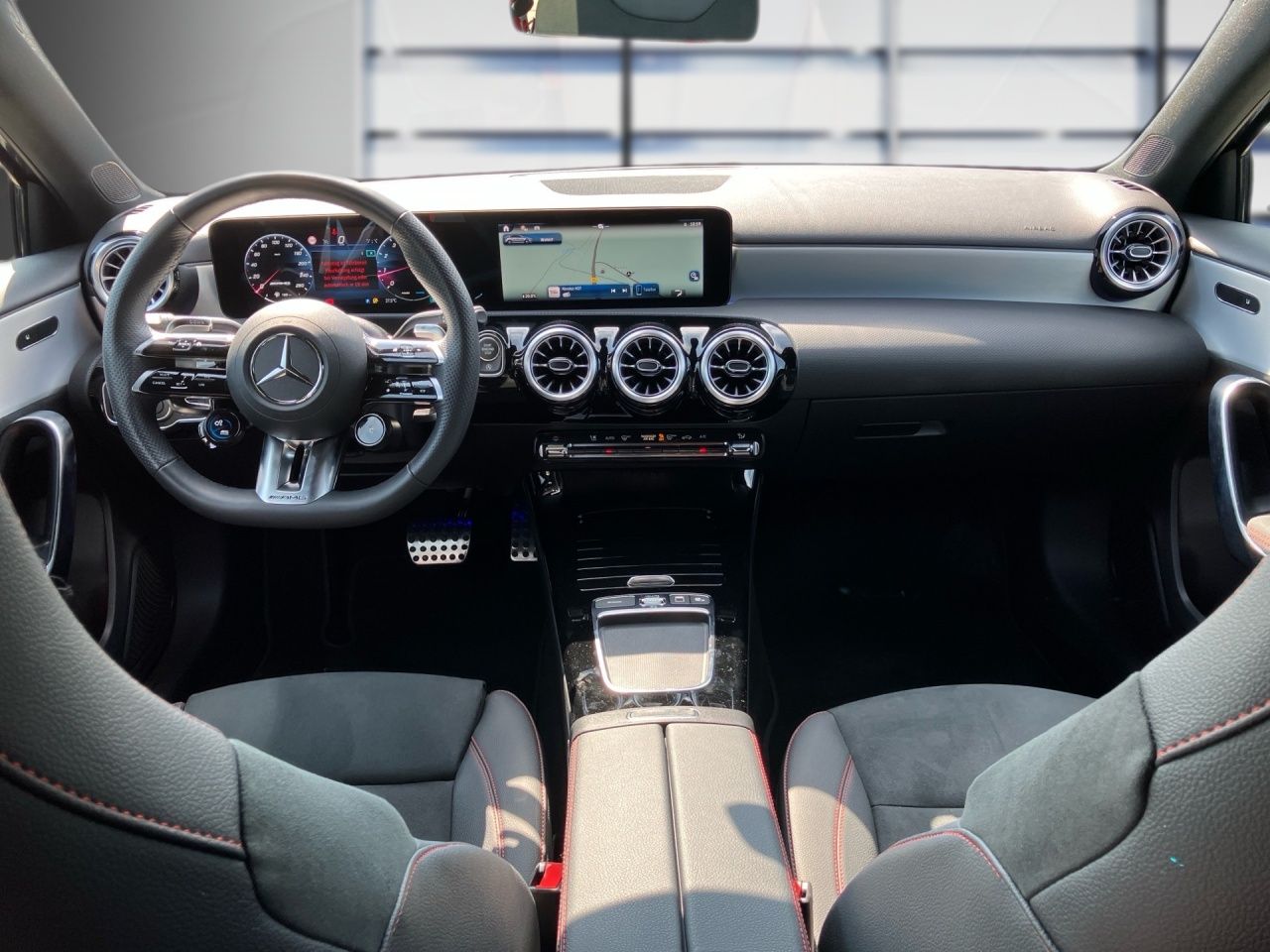 Fahrzeugabbildung Mercedes-Benz AMG A 35 4M NIGHT+AHK+360°+LENKRADHEIZ+MULTIBEAM