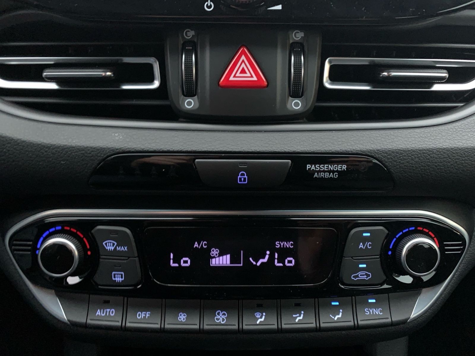 Fahrzeugabbildung Hyundai i30 1.0 T-GDI Connect & Go Navi LED