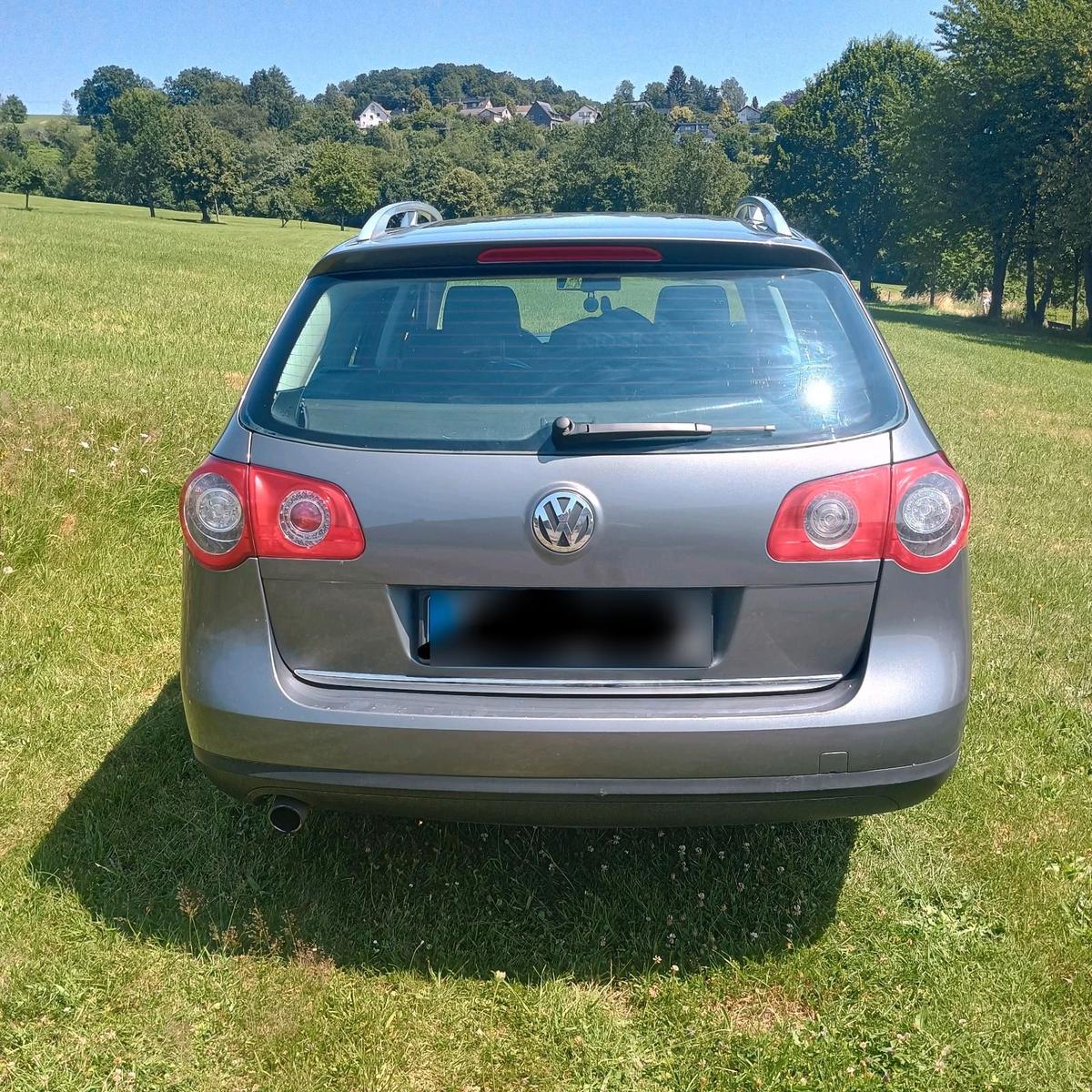 Volkswagen Passat 2006 — rear view
