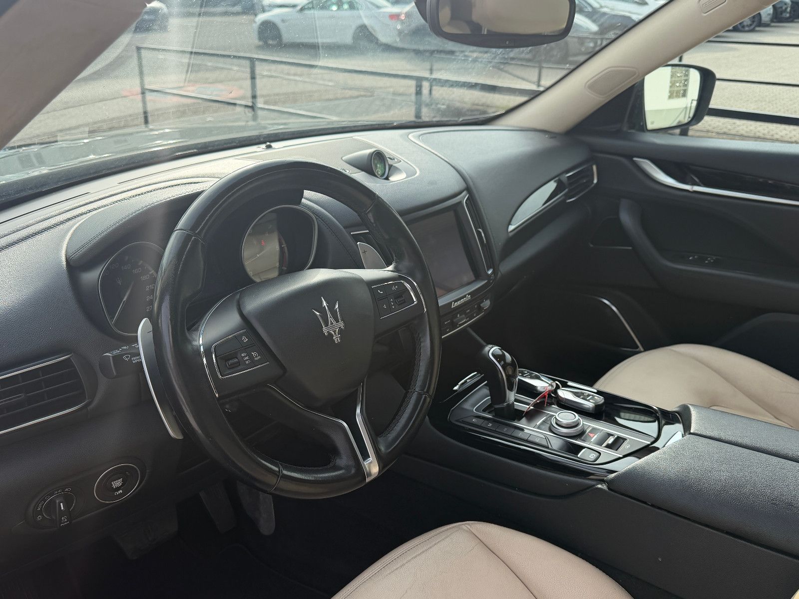 Fahrzeugabbildung Maserati Levante Diesel/PANO/HARMAN-KARDON/KAMERA/MEMORY/
