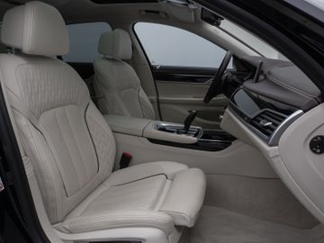 Fahrzeugabbildung BMW 750i xD M Sport 360°Laser Glasdach HUD DAB H/K