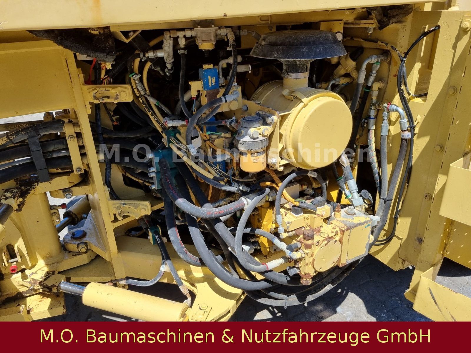 Fahrzeugabbildung CAT CB-535 B / Kombiwalze