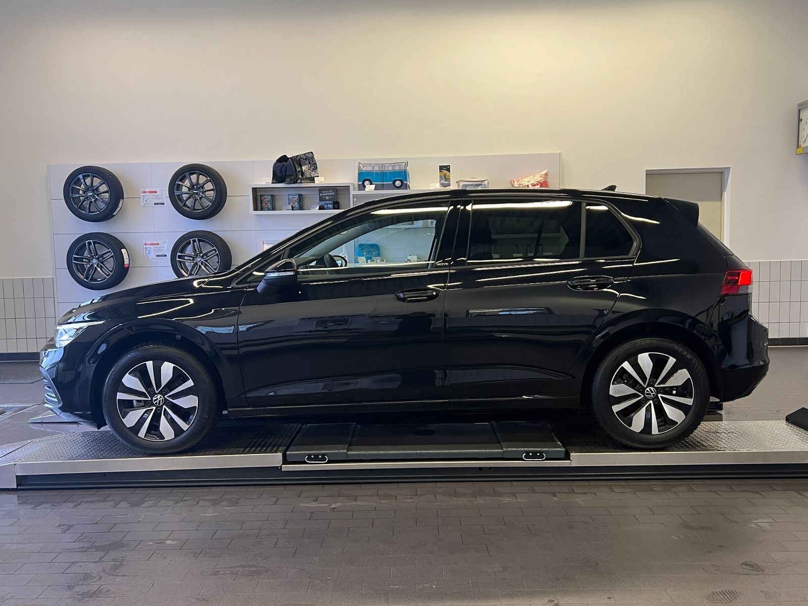 Fahrzeugabbildung Volkswagen Golf VIII MOVE 1.5 eTSI DSG *AHK, LED, App-Connn