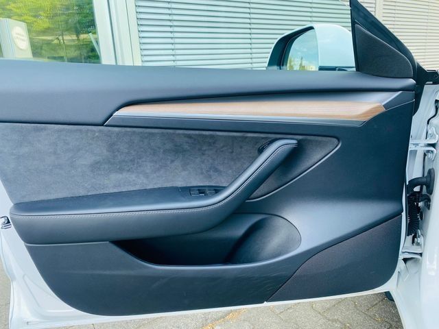 Fahrzeugabbildung Tesla Model 3 PERFORM AWD PANO+NAVI+STDHZ+LED+SHZ+KAM+