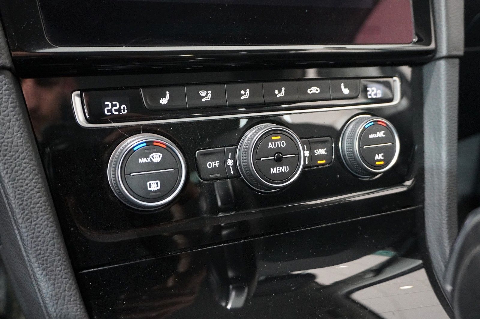 Fahrzeugabbildung Volkswagen Golf VII VARI. 1.5 TSI HIGHLINE NAVI/SPORT/AHK