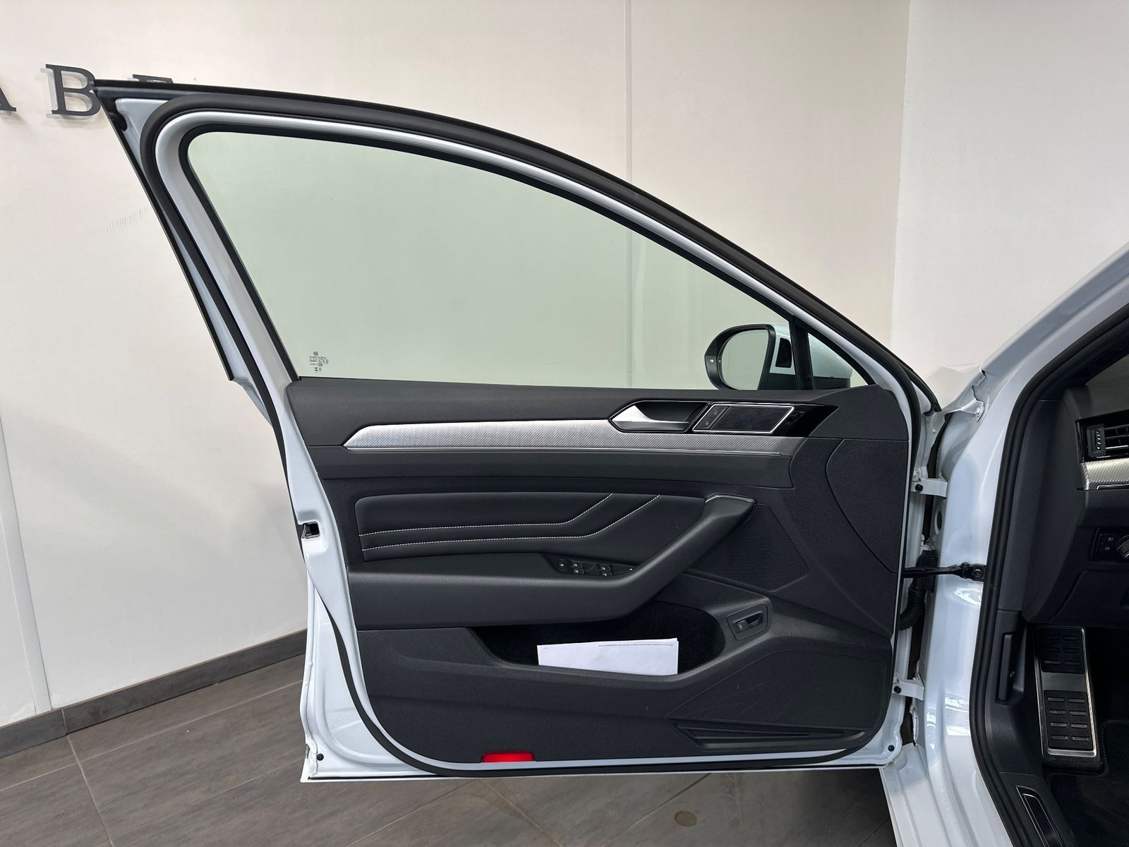 Fahrzeugabbildung Volkswagen Passat Variant 2.0 TDI DSG 4M R-Line NAV+LED+ACC