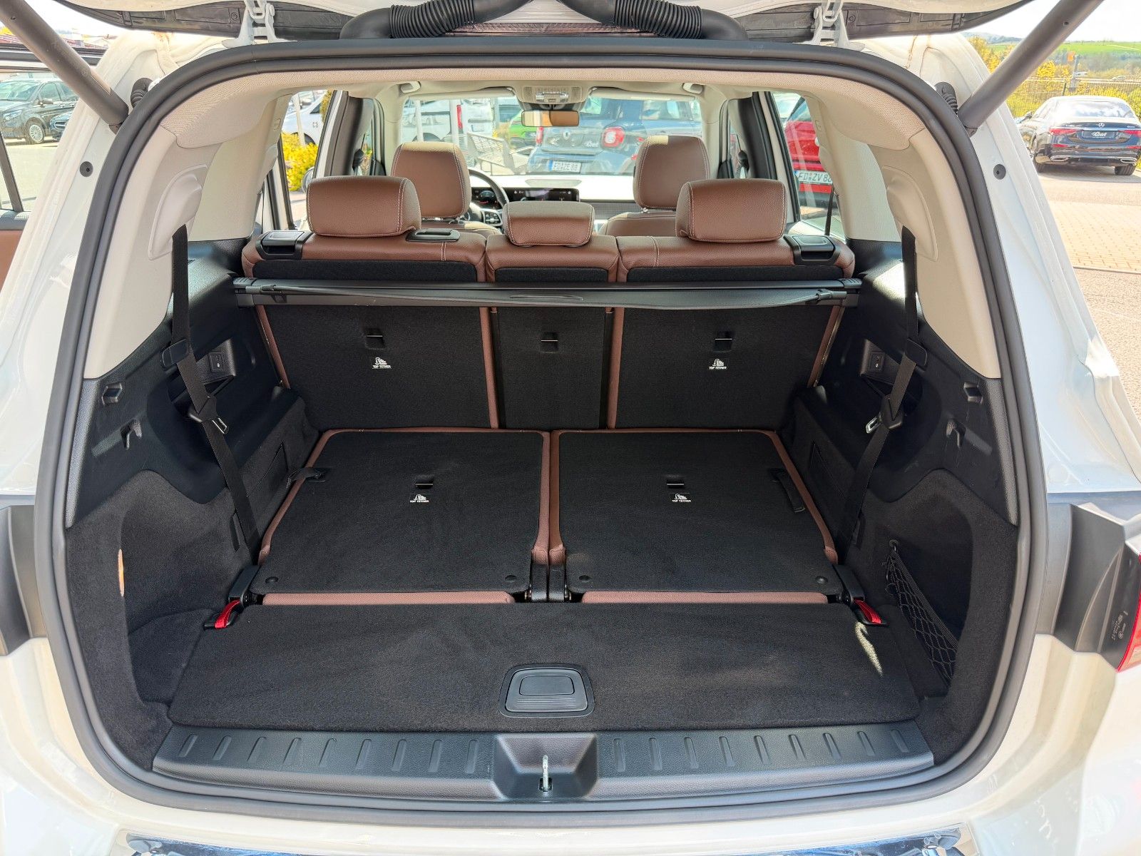Fahrzeugabbildung Mercedes-Benz GLB 200d 4M 7Sitzer+StandH+Pano+Distr+AHK+360+