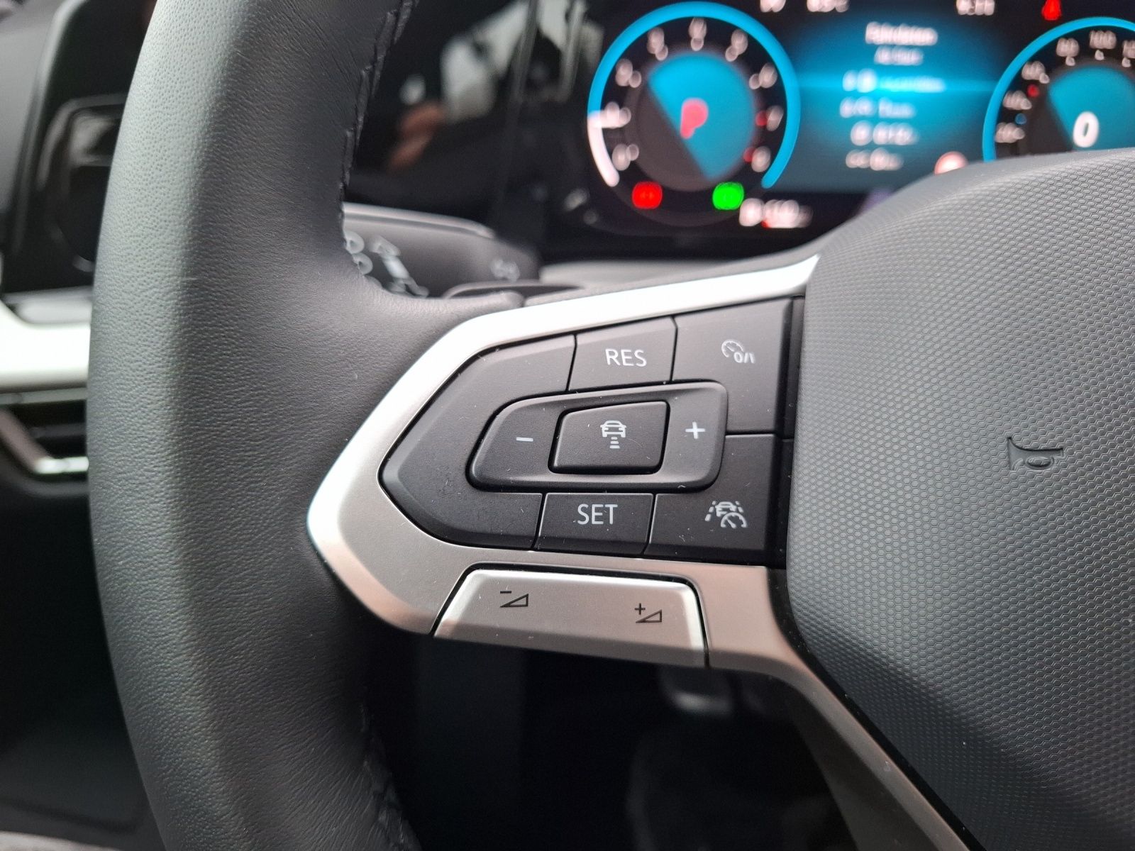 Fahrzeugabbildung Volkswagen Golf VIII Variant eTSI Life DSG LEDplus Navi AID