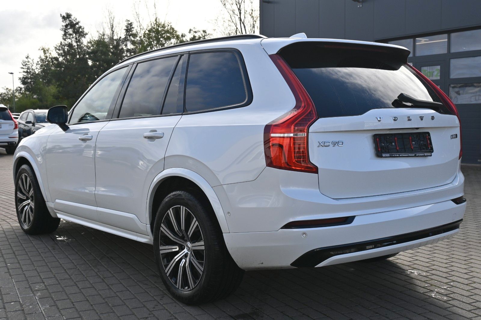 Fahrzeugabbildung Volvo XC90 B5D AWD Plus Dark*STDHZG*PANO*LUFT*360°*AHK