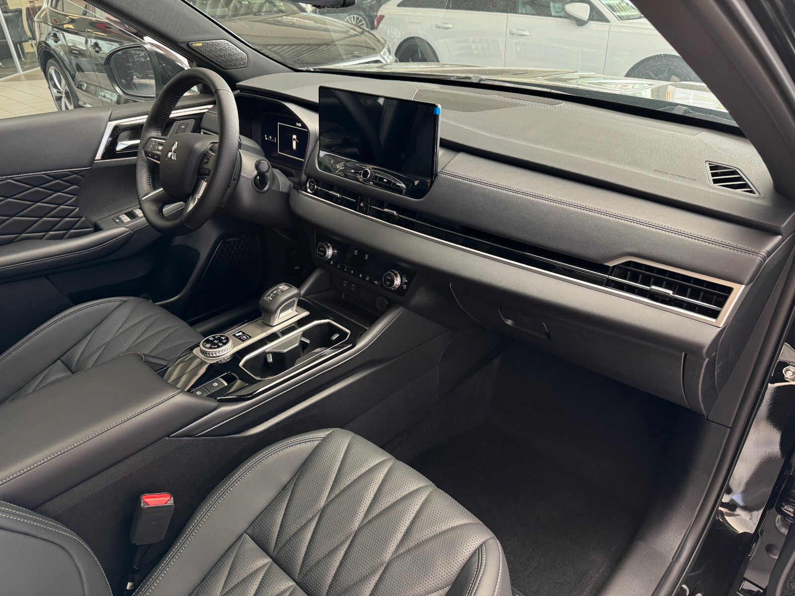 Fahrzeugabbildung Mitsubishi Outlander 2.4PLUG-IN HYBRID 4WD BLACK