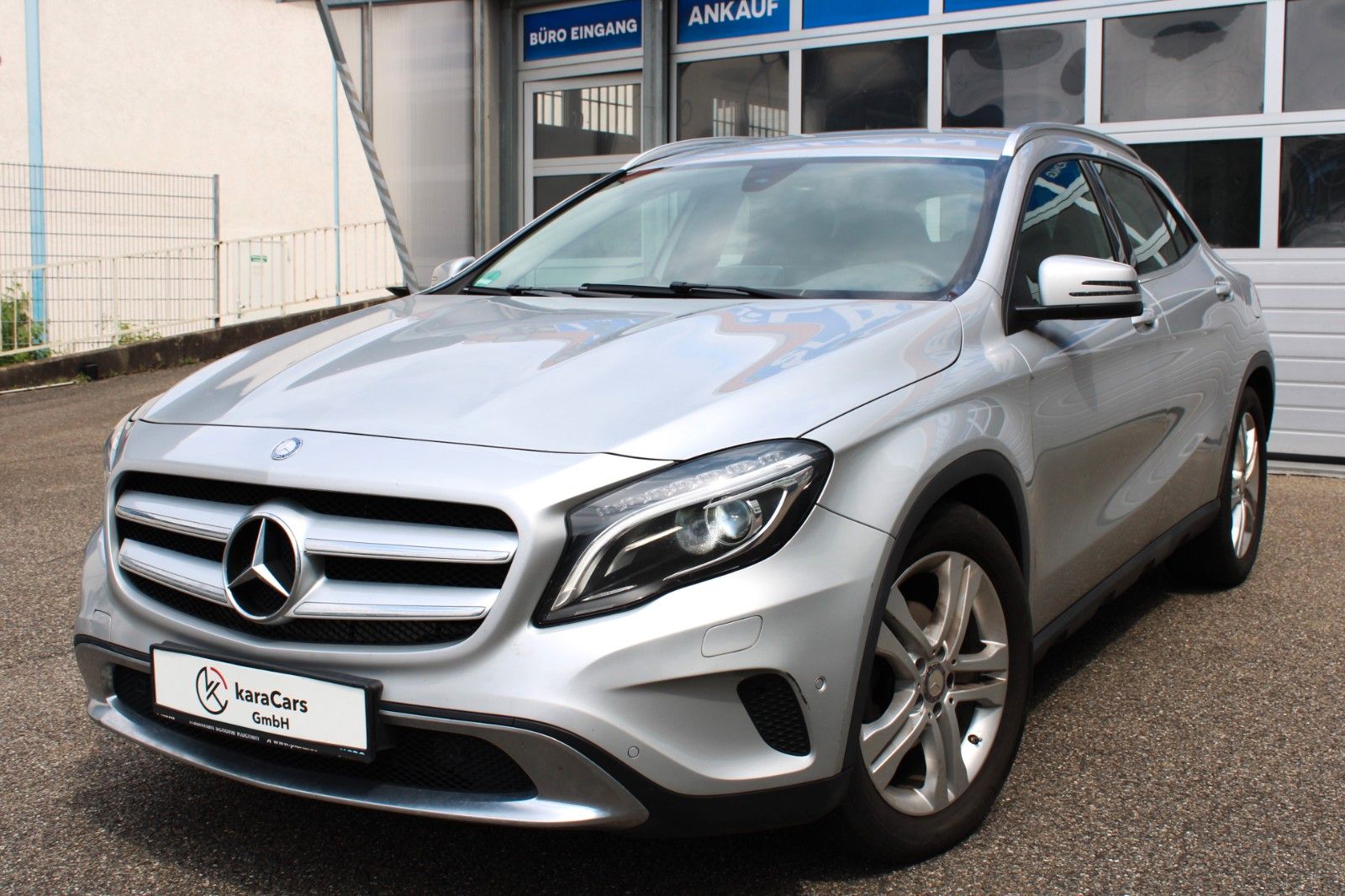 MERCEDES-BENZ GLA 180 Aut Leder/Navi/LED/PDC/2-Hand/18 Zoll