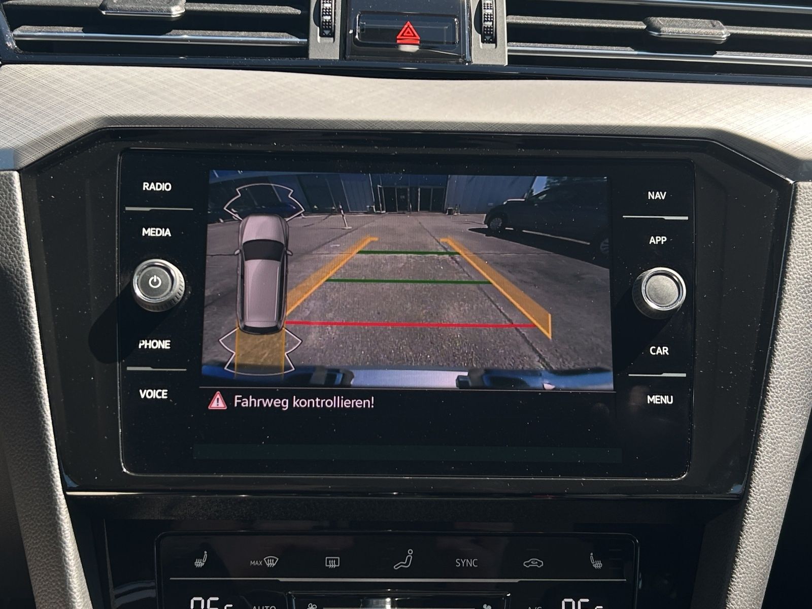 Fahrzeugabbildung Volkswagen Passat Variant TDI Business DSG LED Navi ACC AHK