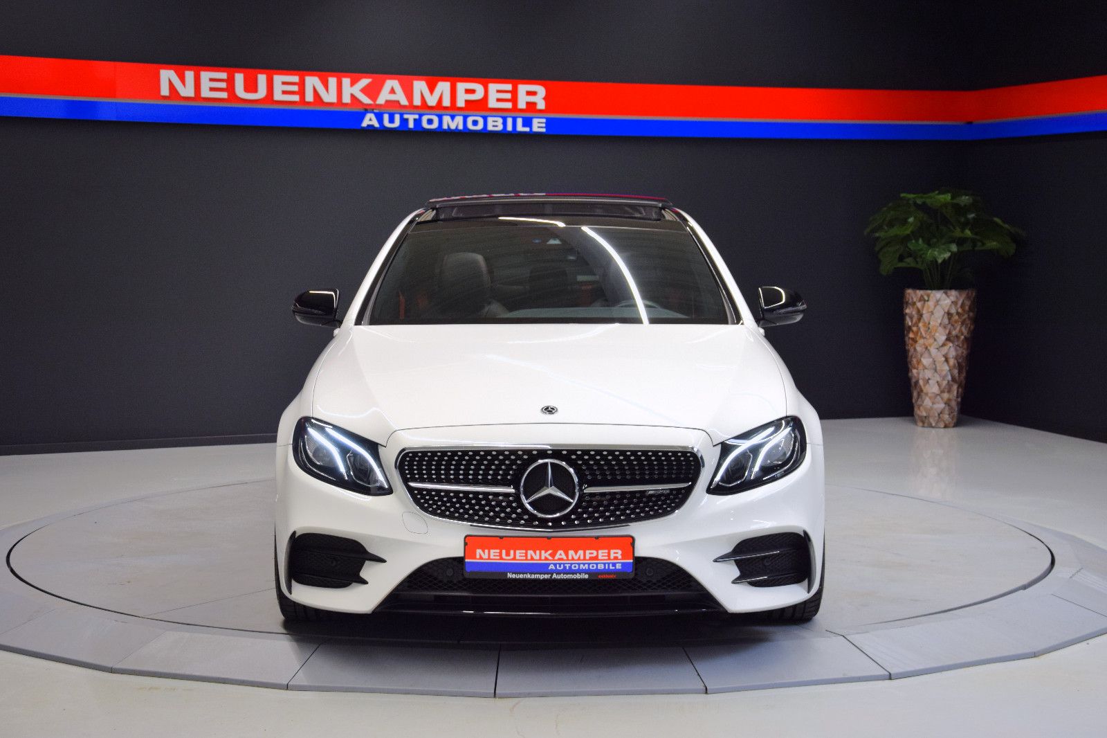 Fahrzeugabbildung Mercedes-Benz E43 AMG 4Matic Limousine Pano Burmeser Night 20"