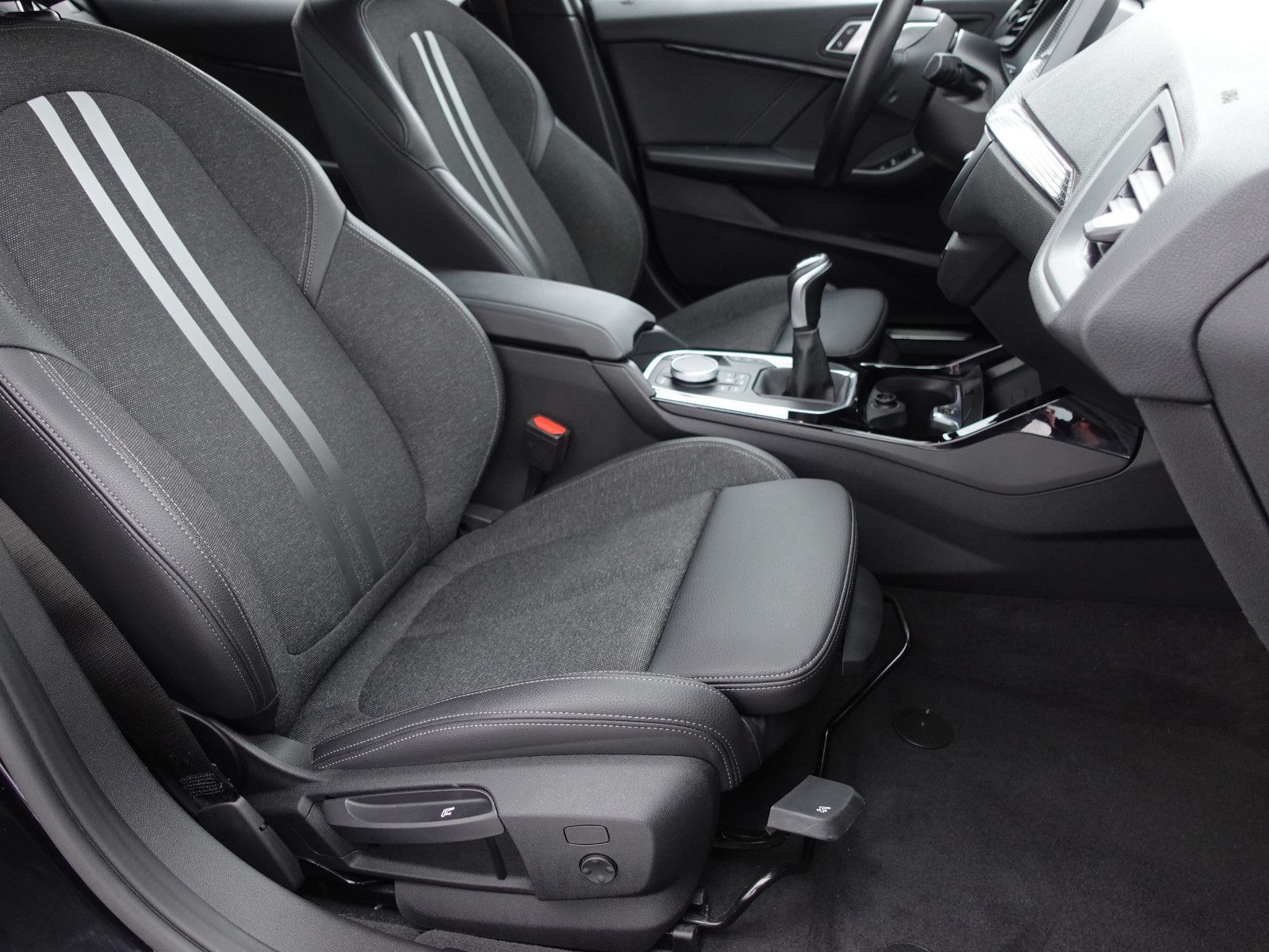 Fahrzeugabbildung BMW 118i Sport Line Navi CarPlay LED-Pkt.