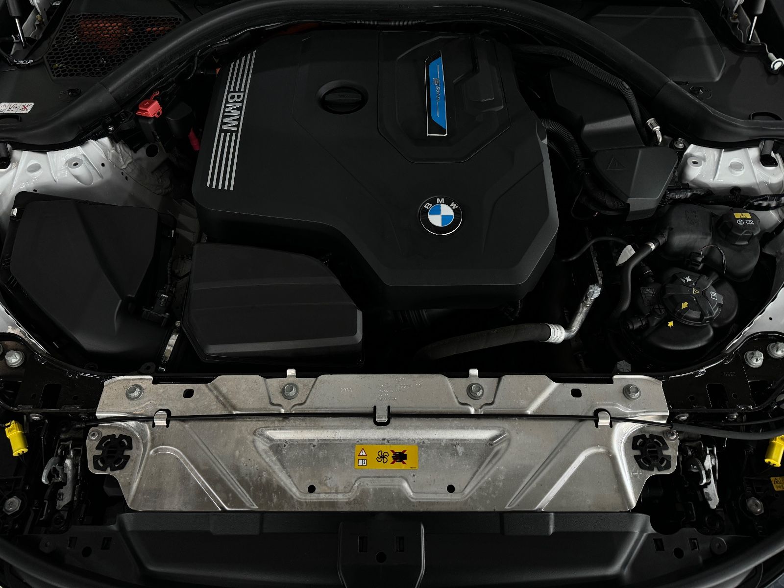 Fahrzeugabbildung BMW 330e M Sport Laser Glasdach H/K HUD DAB Komfort