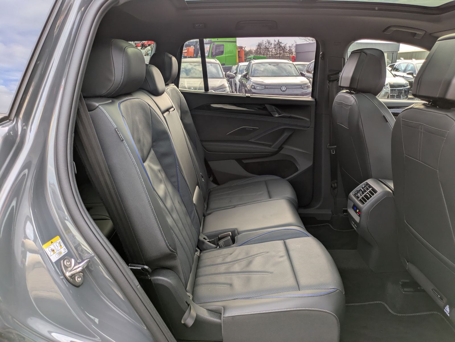 Fahrzeugabbildung Volkswagen Tayron 2.0 TDI 4M R-Line BLACK*7S*IQ*LEDER*PANO