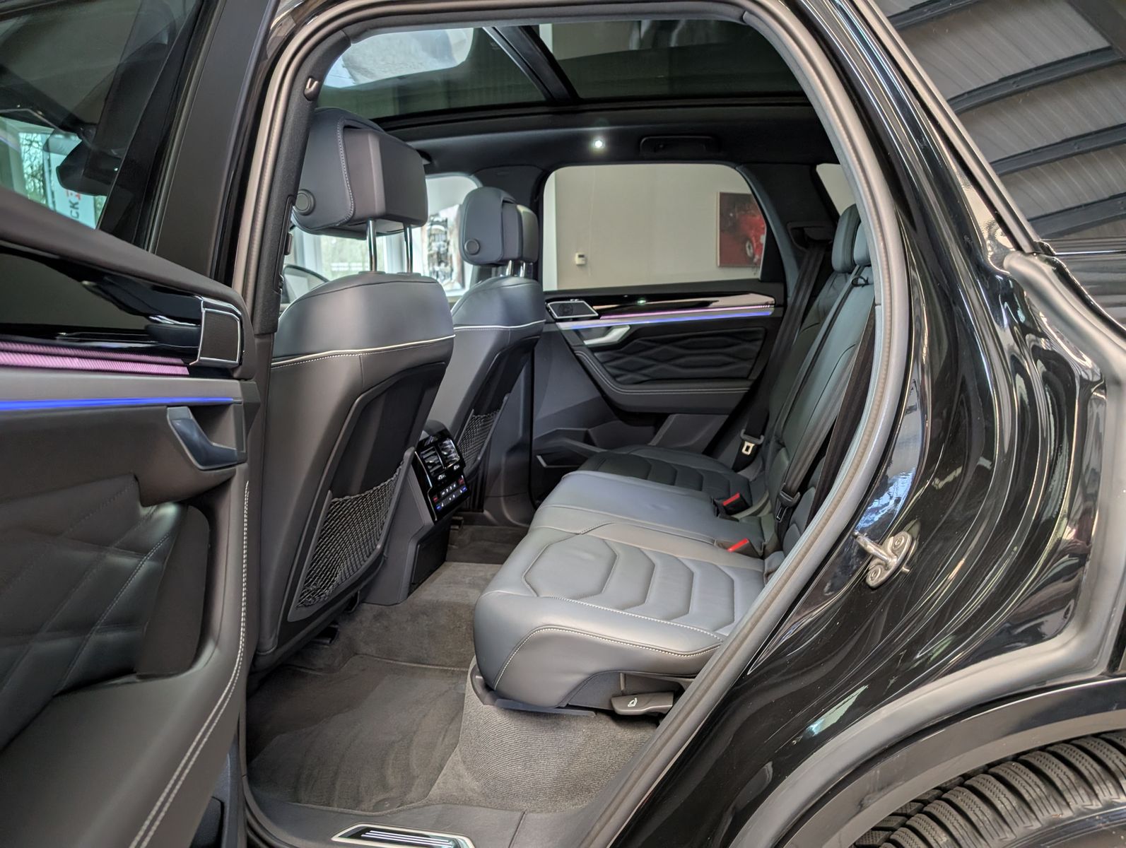 Fahrzeugabbildung Volkswagen Touareg 3.0TDI 4M R-Line VOLL Black 22" UPE 114T