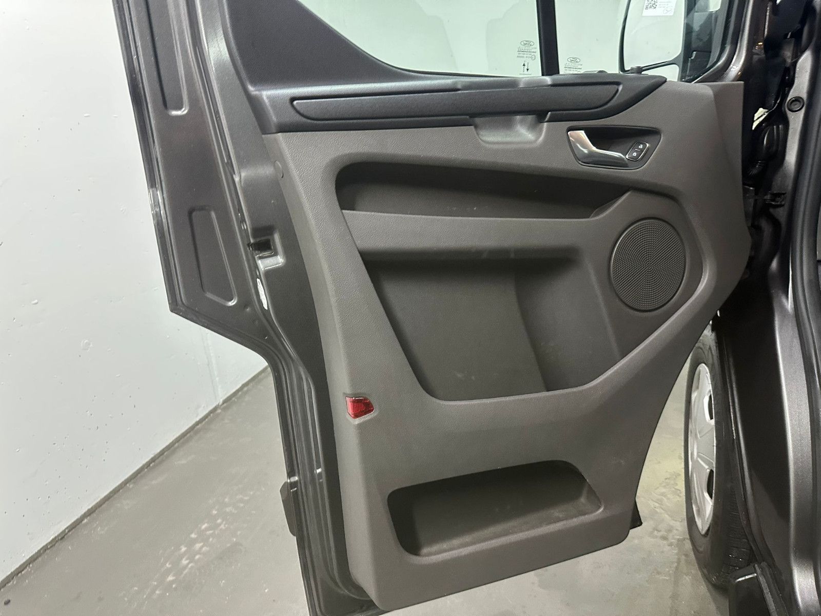Fahrzeugabbildung Ford Transit Custom 320 L1H1*TREND*8-SITZE*NAVI*SPURH