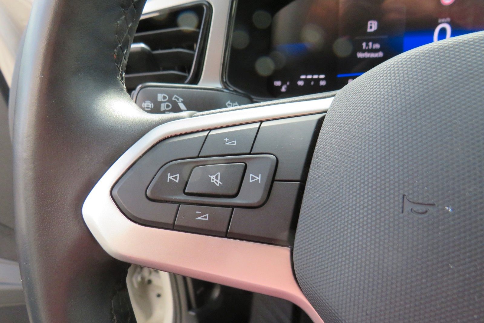 Fahrzeugabbildung Volkswagen T-Roc Life DSG AHK NAVI SITZH. APP-CON. LED 1Hd