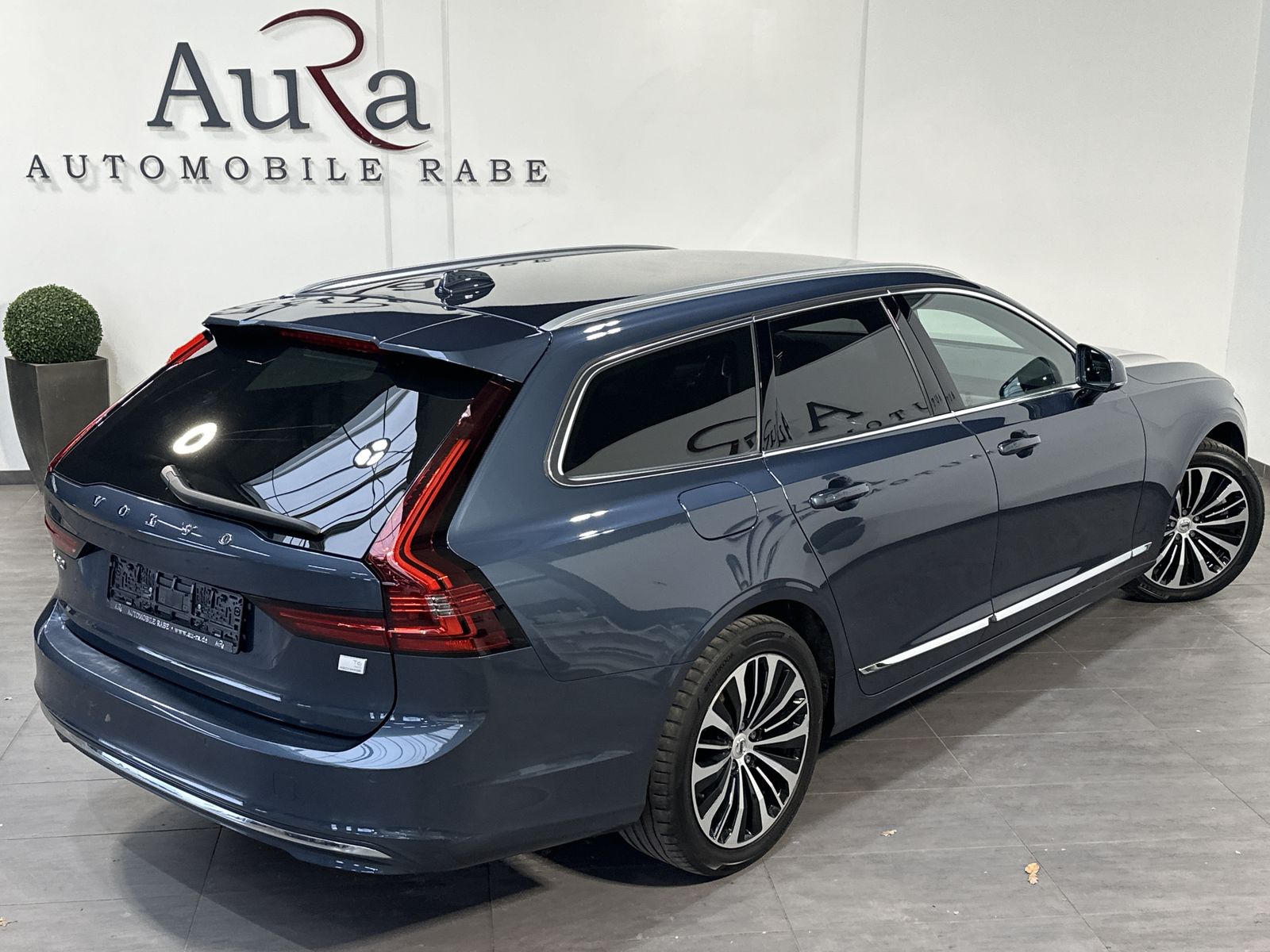 Fahrzeugabbildung Volvo V90 T6 Recharge AWD Core NAV+LED+KAM+AHK+VC+ACC
