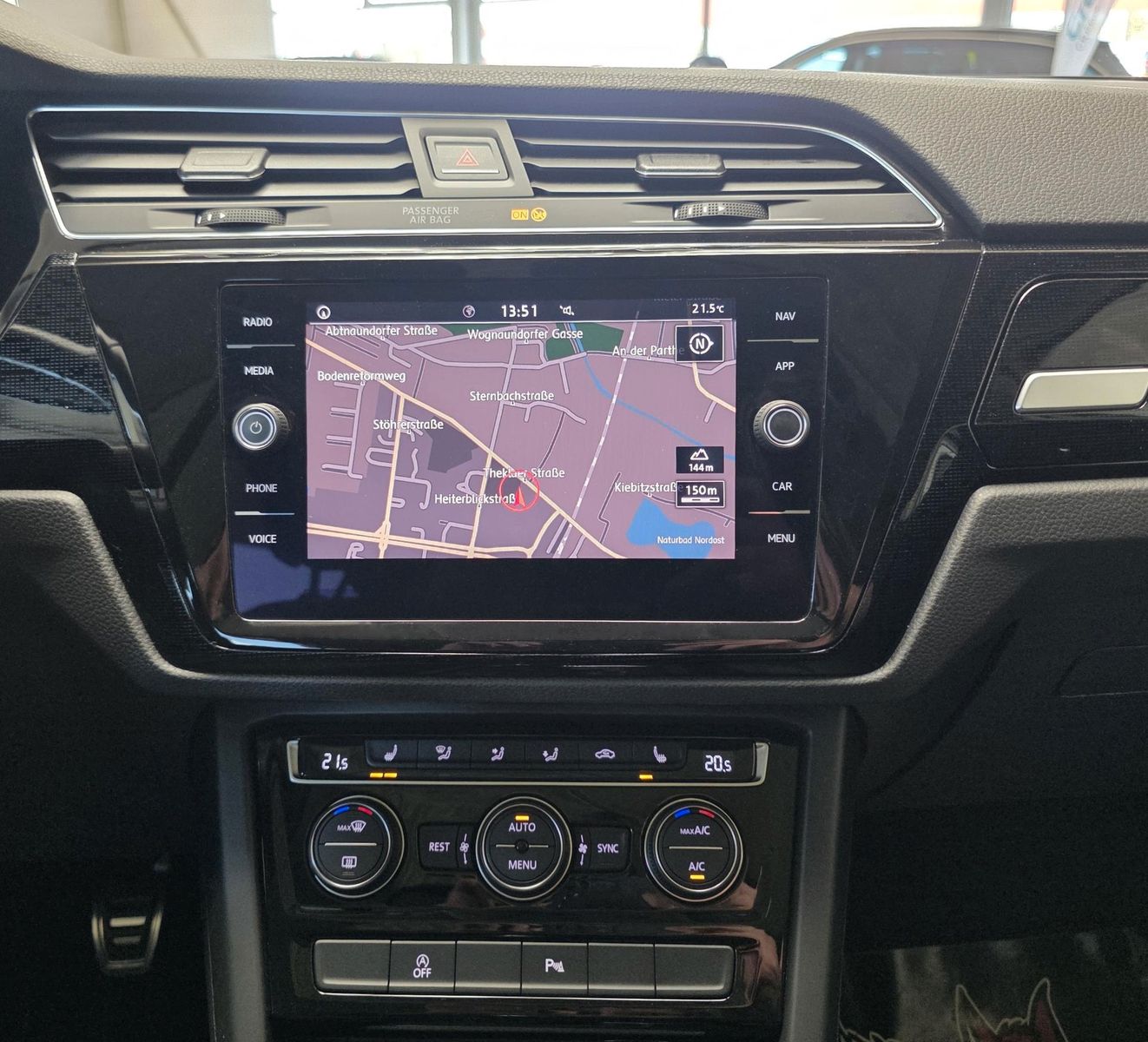 Fahrzeugabbildung Volkswagen Touran 1.4 TSI Sound/1.Hd/Navi/LED/Pano/ACC