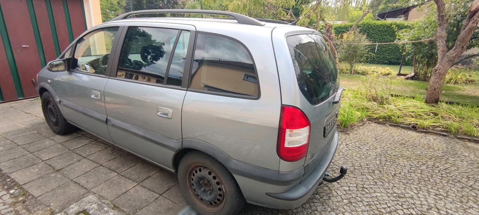 Opel Zafira 2004 — вигляд ззаду
