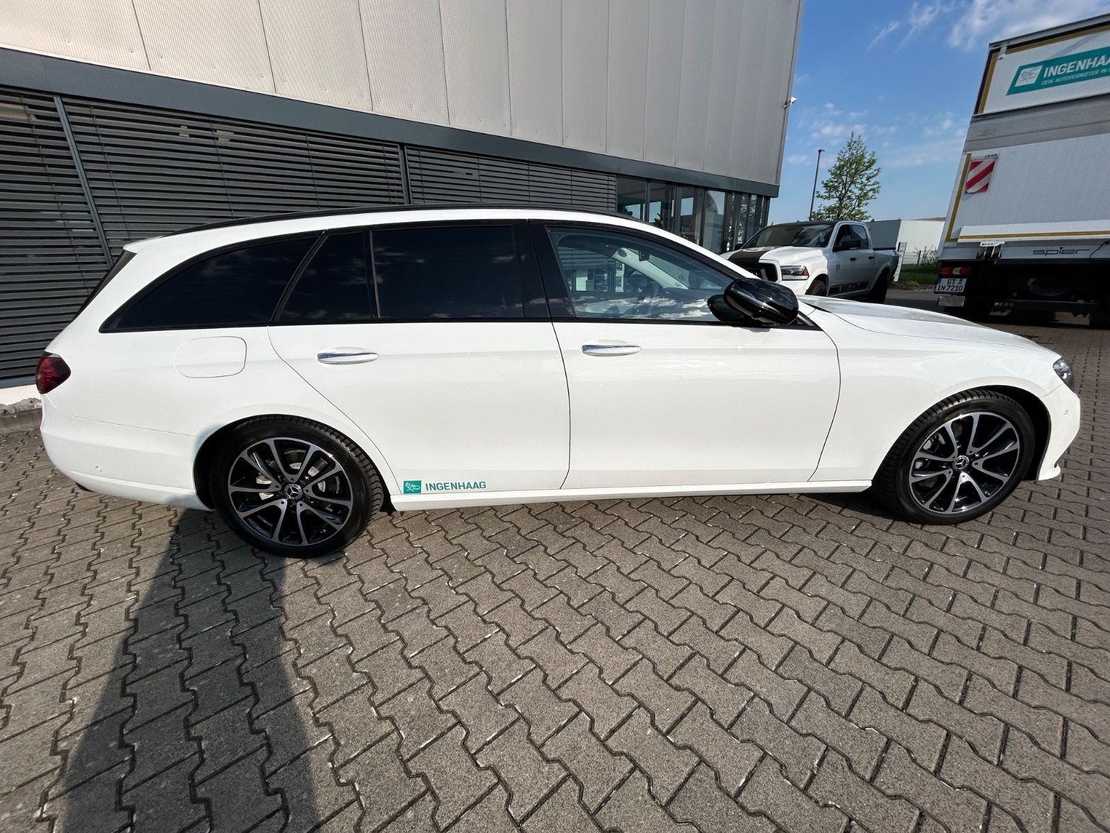 Fahrzeugabbildung Mercedes-Benz E 220  T d  Night Paket Pano Navi Kamera