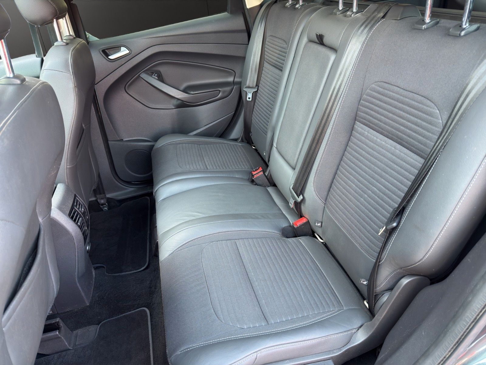 Fahrzeugabbildung Ford Kuga Titanium*Bhz-Lenkrad*RFK*ACC*Pano*Bi-Xenon*