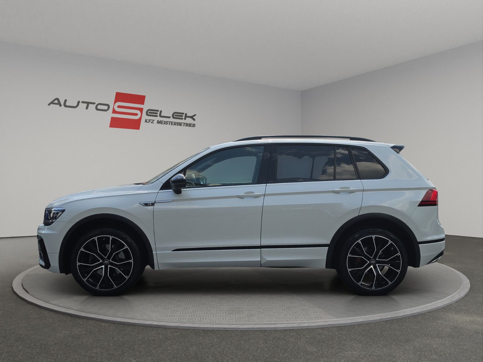 Fahrzeugabbildung Volkswagen Tiguan  R-LINE HiGHLiNE  4MOTION PANORAMA DACH
