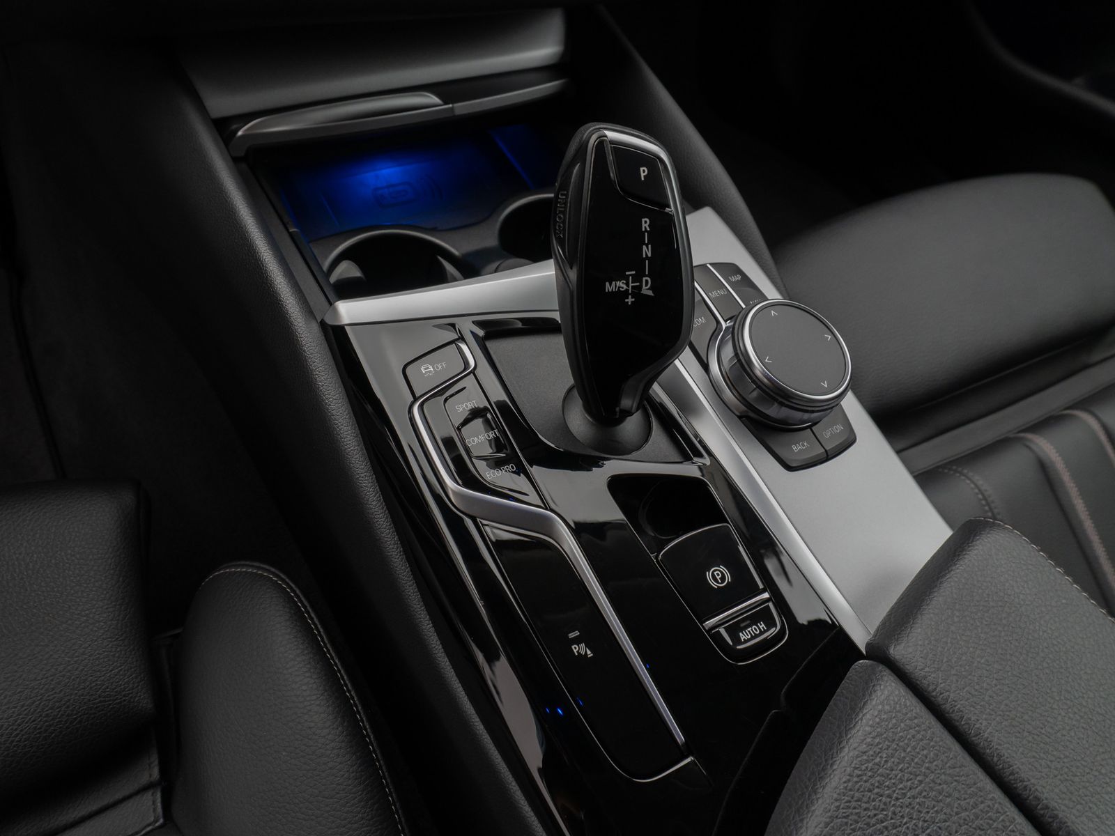 Fahrzeugabbildung BMW 530d Kamera HUD DAB Komfort Alarm Sport 19Zoll