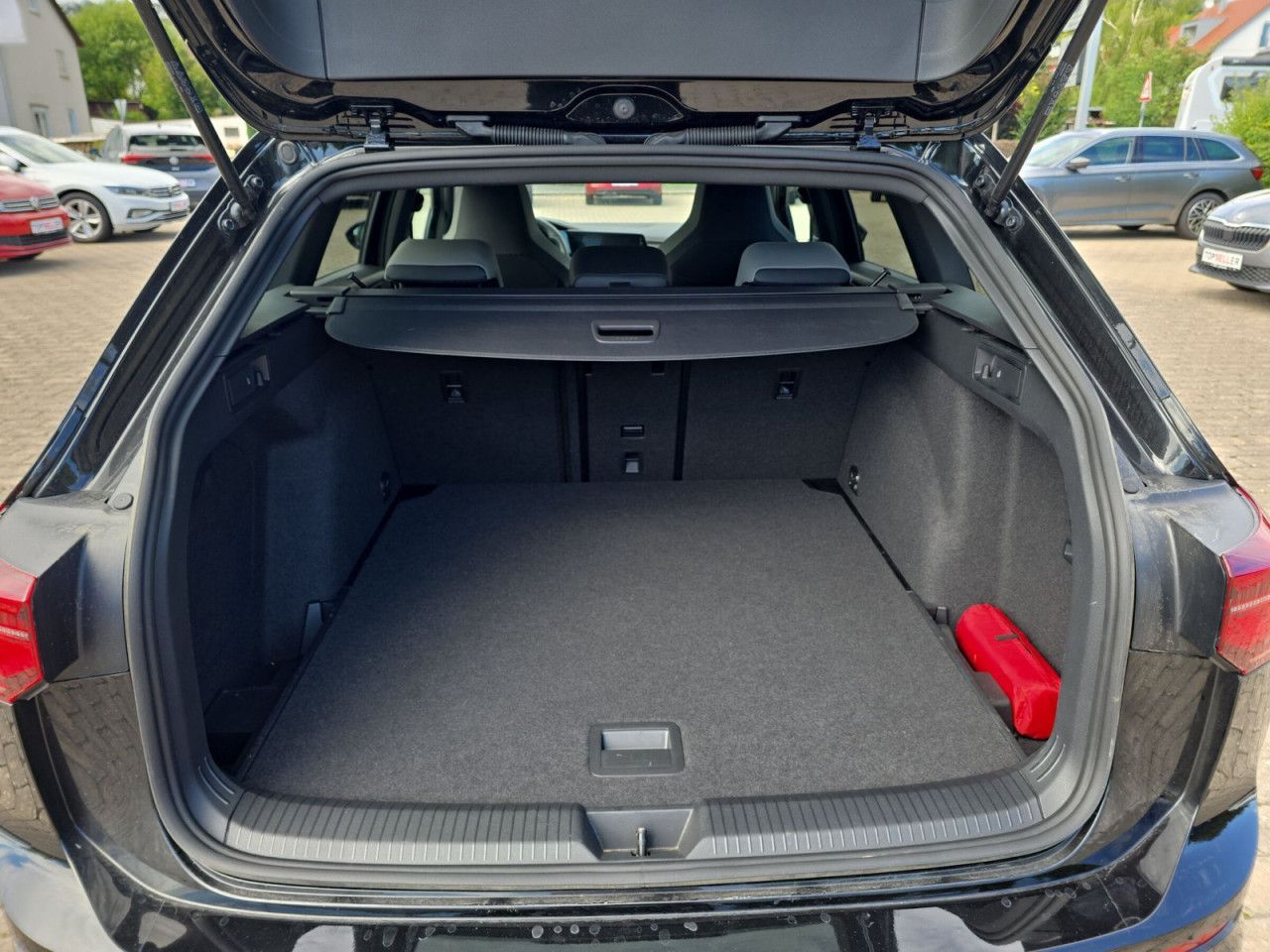 Fahrzeugabbildung Volkswagen Golf Variant R-Line 1.5 TSI IQ Pano AHK