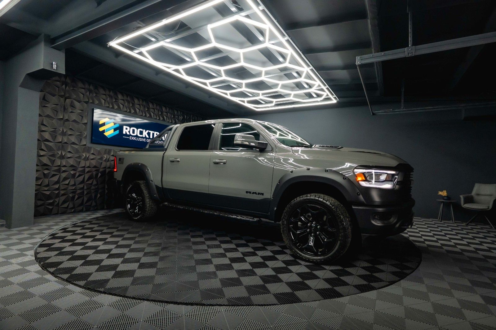 Fahrzeugabbildung Dodge RAM 5.7 V8 HEMI 4x4 NIGHT Laramie ARMY STYLE 19%