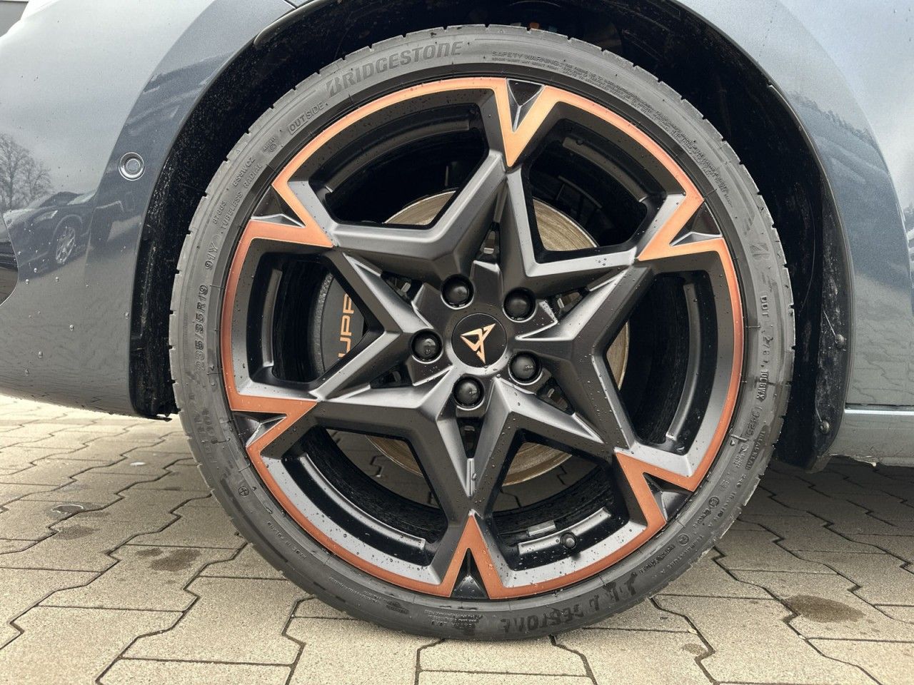 Fahrzeugabbildung CUPRA Leon Sportstourer VZ 1.5 e-HYBRID 272 PS DSG - mit KI generiert/bearbeitet