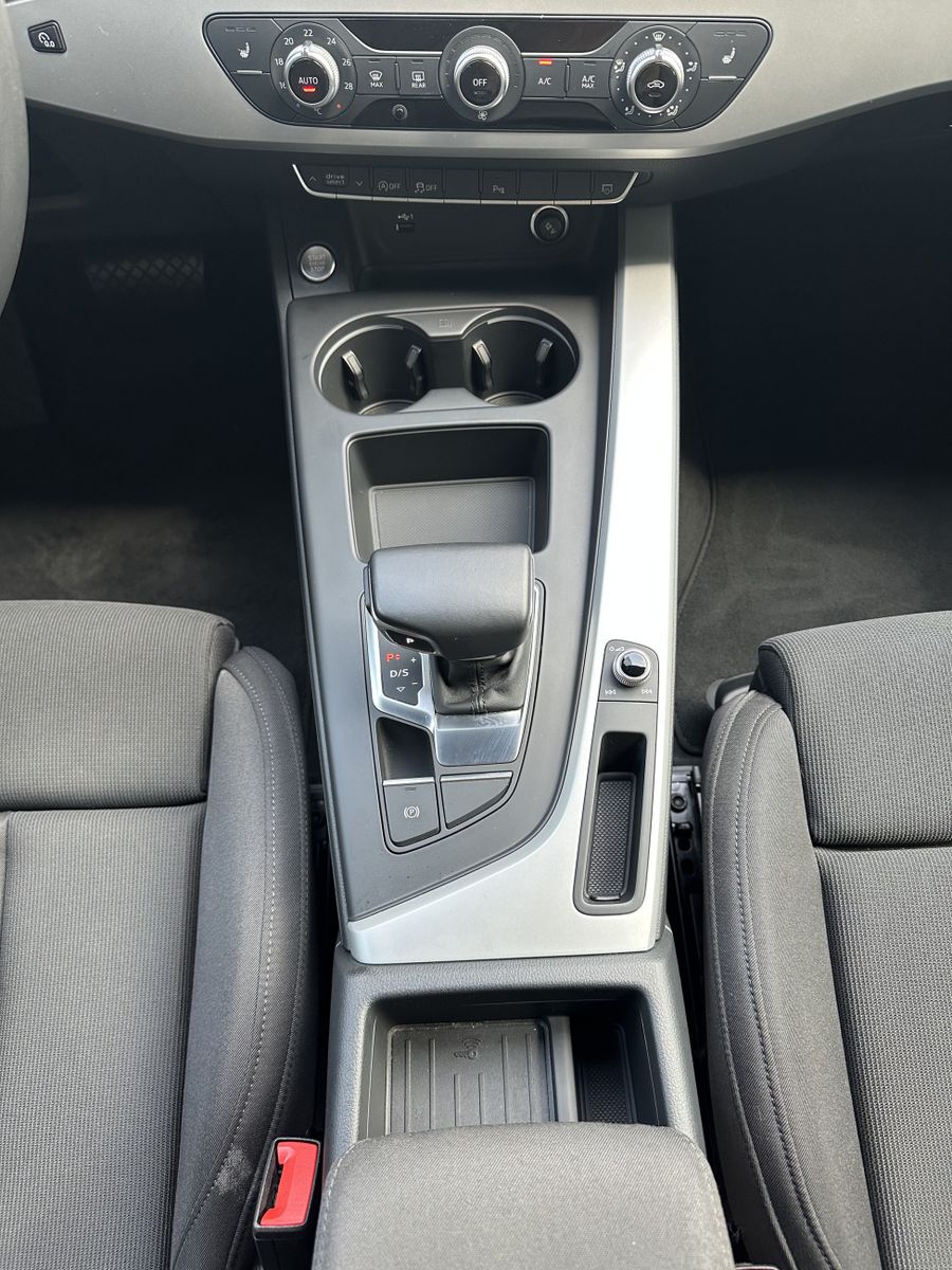 Fahrzeugabbildung Audi A4 Avant 45 TFSI Qu S-Line Black NAV+MATRIX+ACC