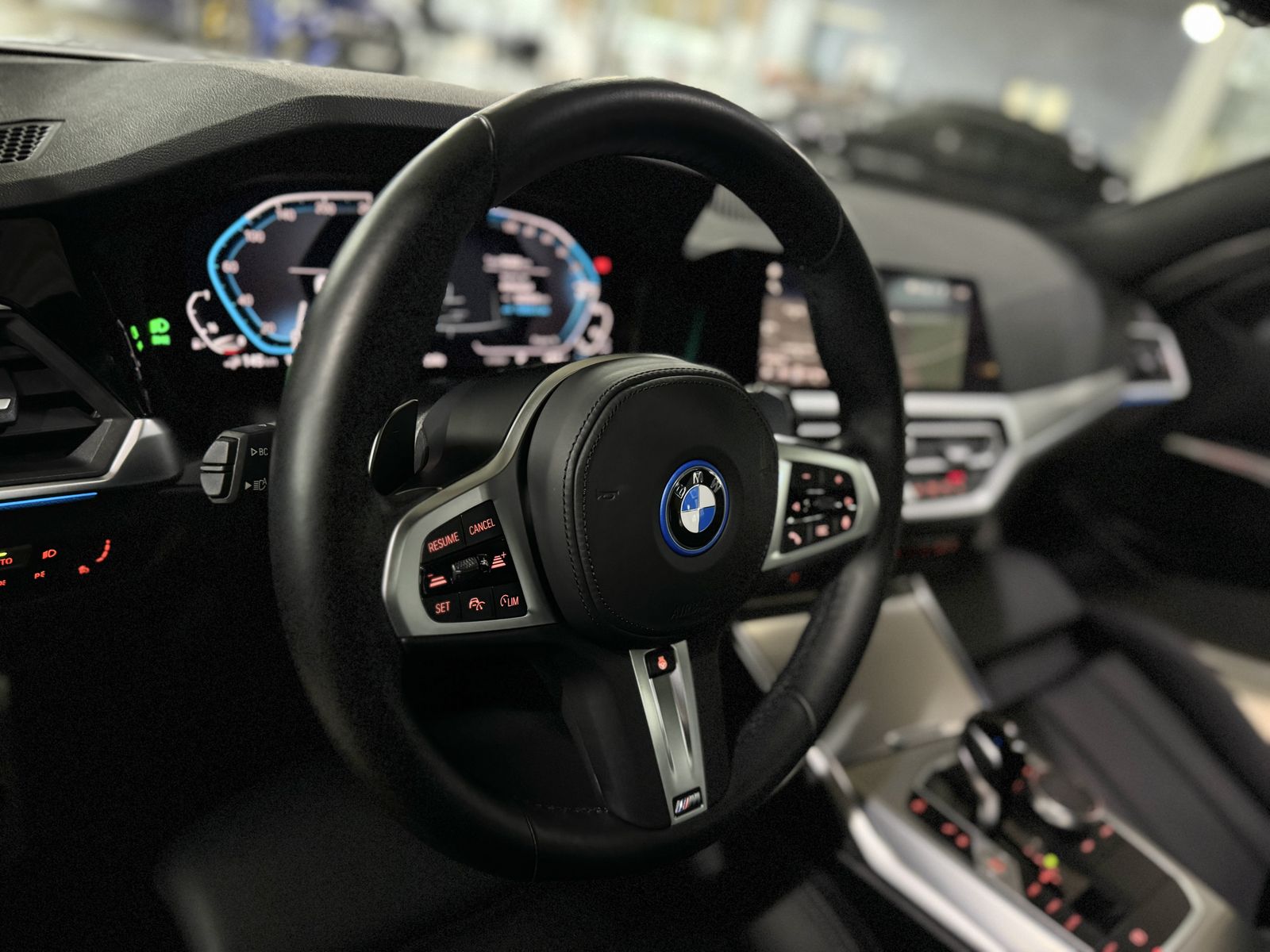 Fahrzeugabbildung BMW 320e M Sport Panoram Kamera HUD DAB HiFi Komfort