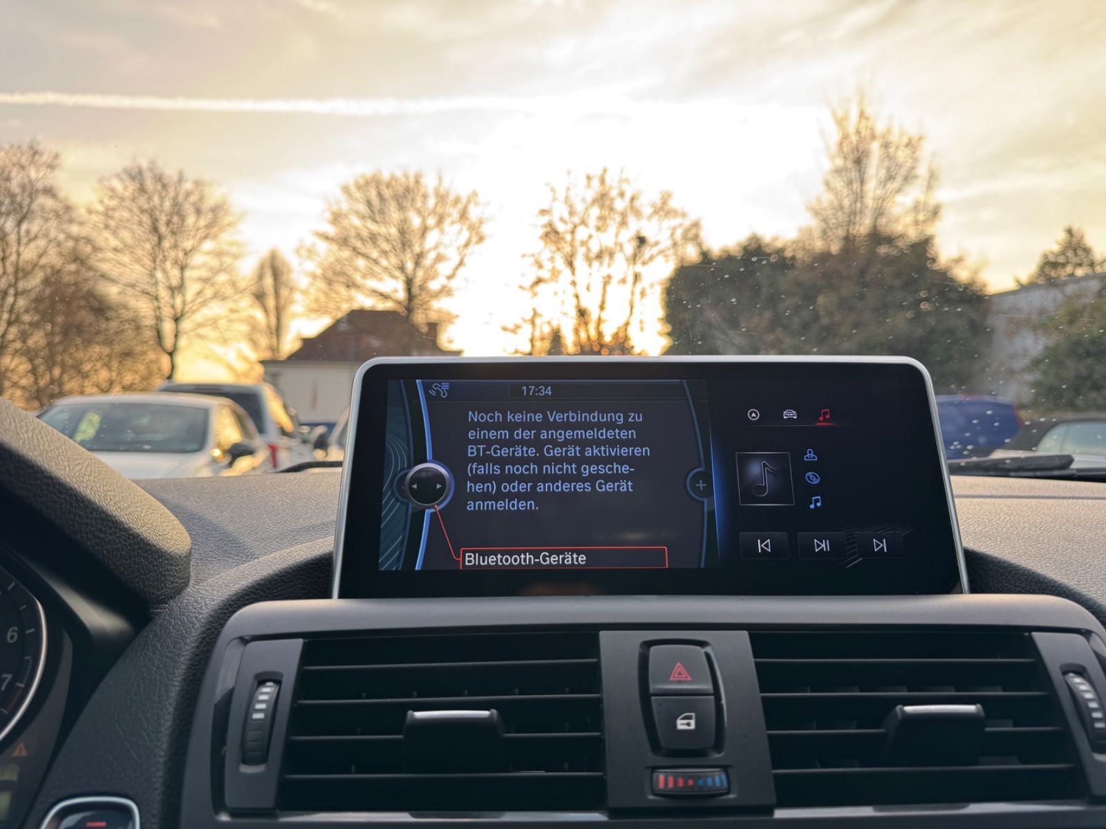 Fahrzeugabbildung BMW 118 i* M Paket*LED*Bi-xenon*Alcantara*8Fach