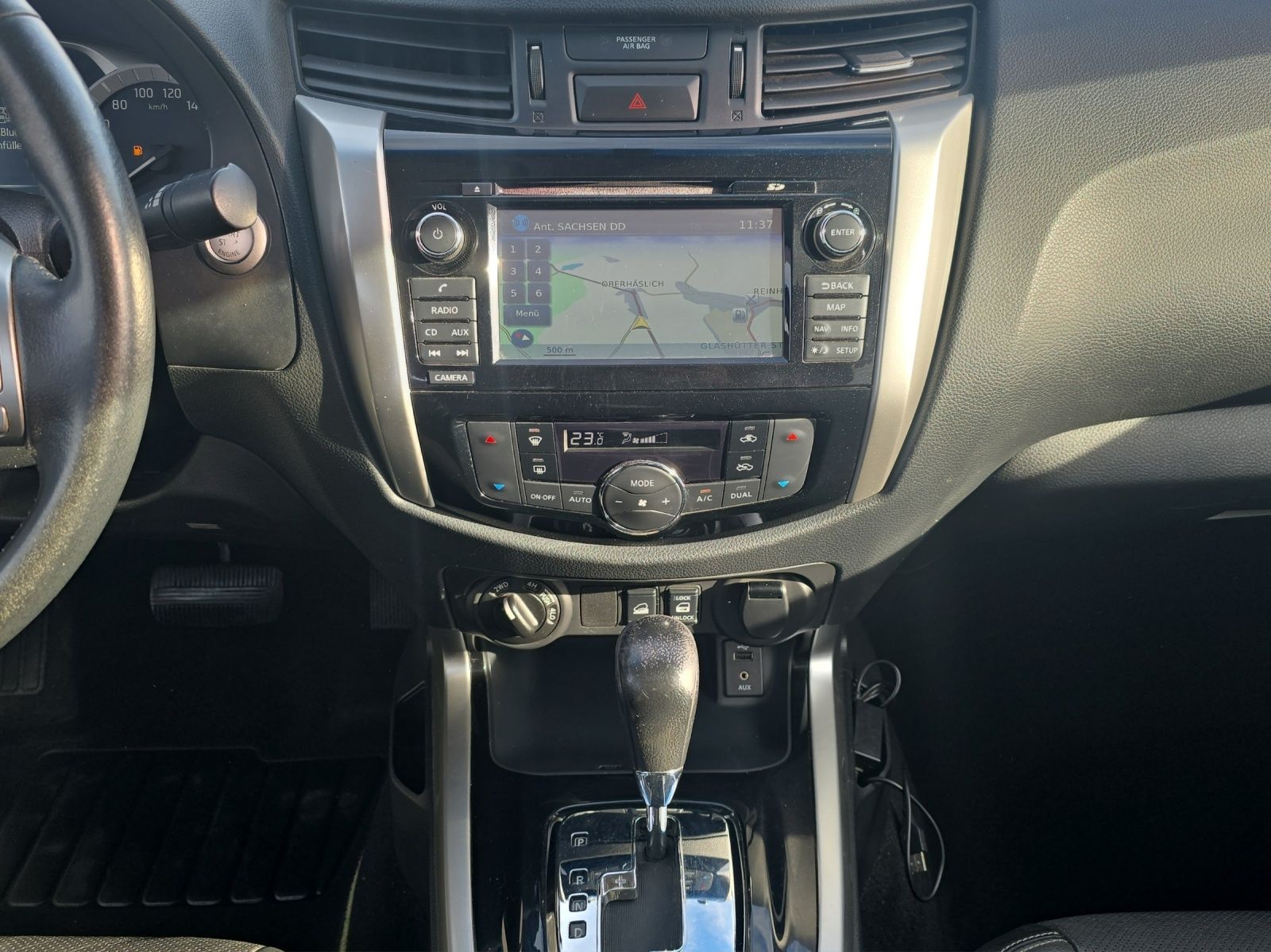 Fahrzeugabbildung Nissan Navara NP300 Tekna Double Cab 4x4 RFK SH LED