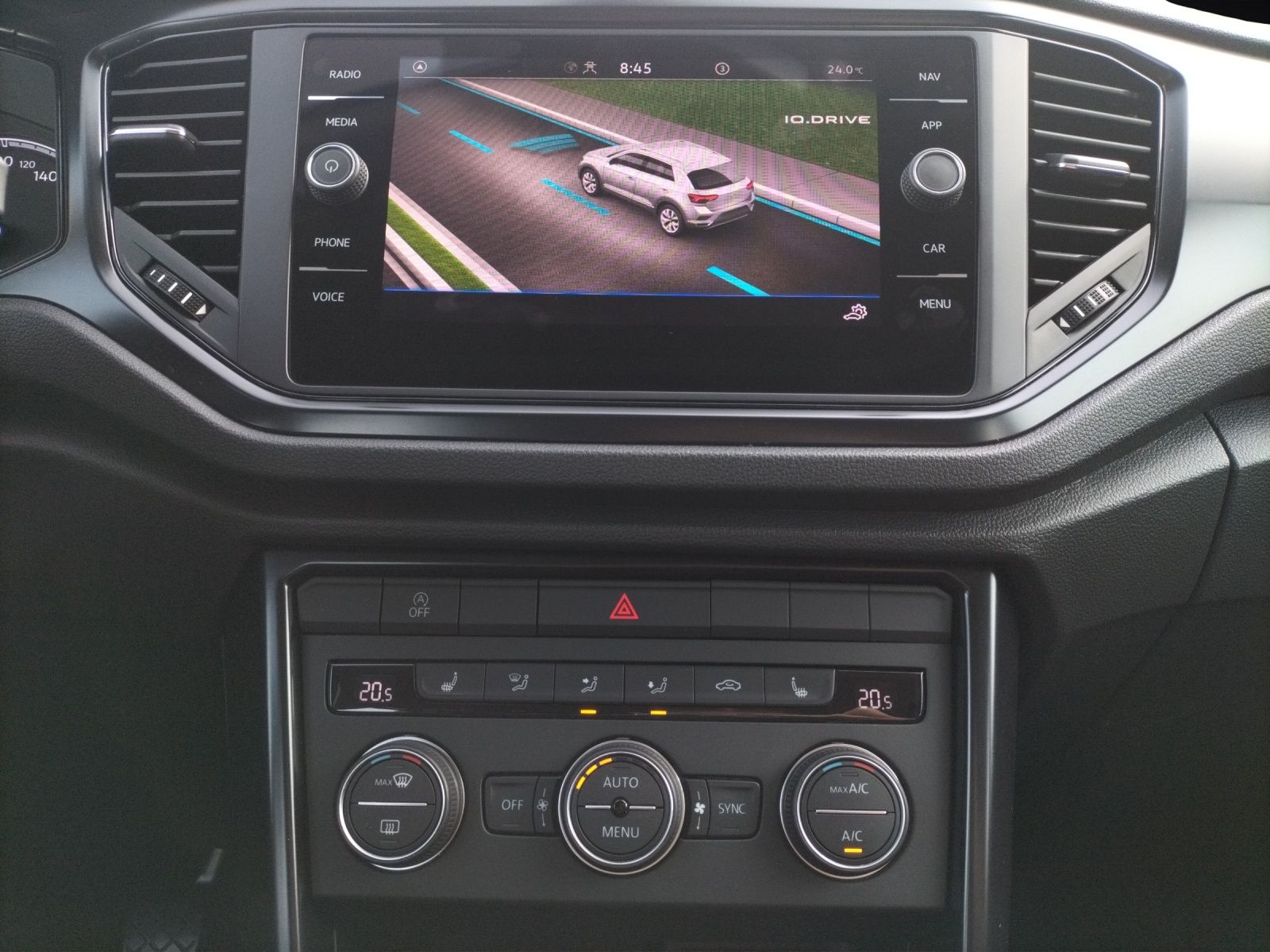 Fahrzeugabbildung Volkswagen T-Roc TSI AHK SHZ Klima WeConnect DAB+