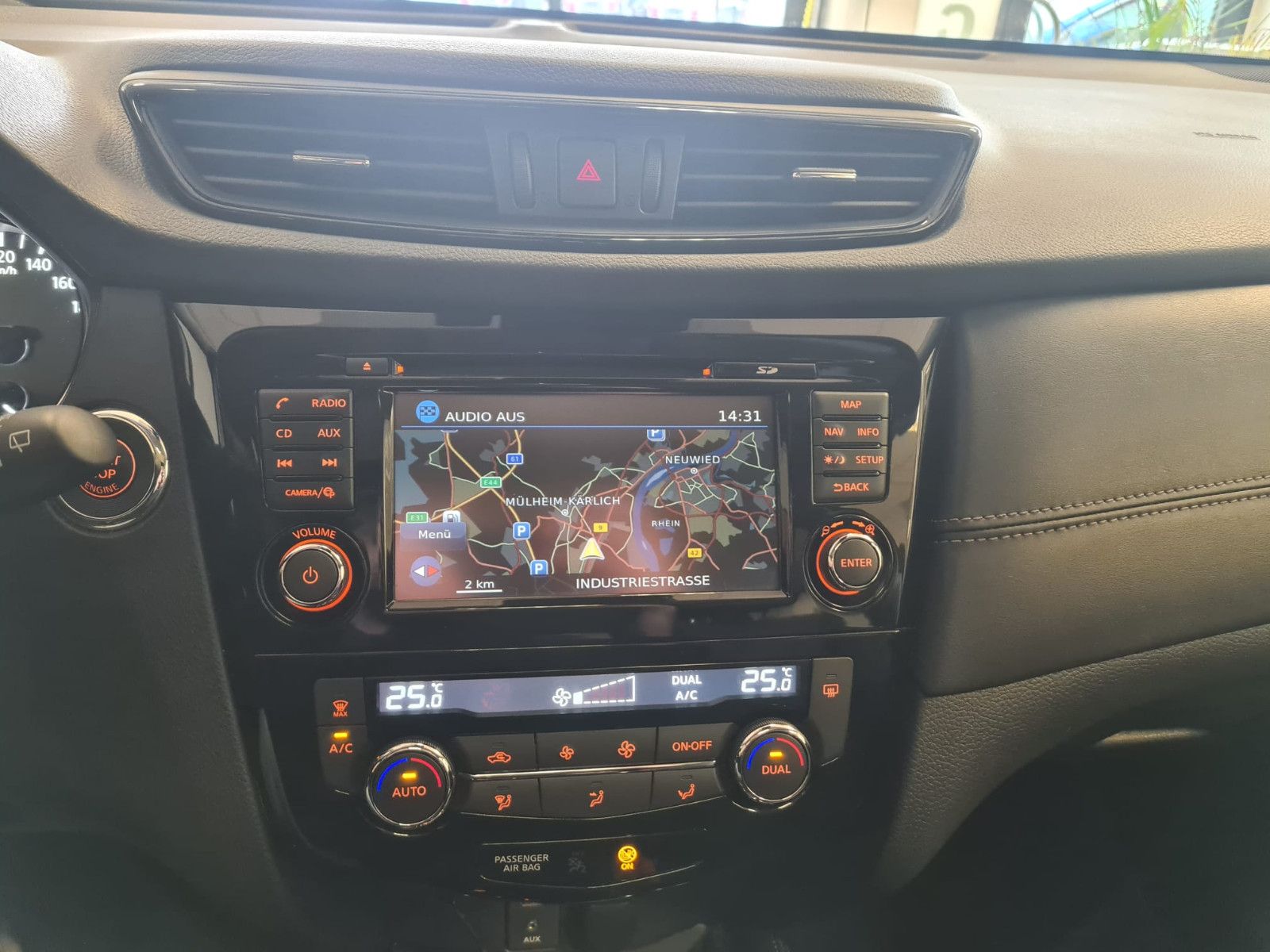 Fahrzeugabbildung Nissan X-Trail Tekna /NUR 40.TKM/SCHECKHEFT/LED/BOSE