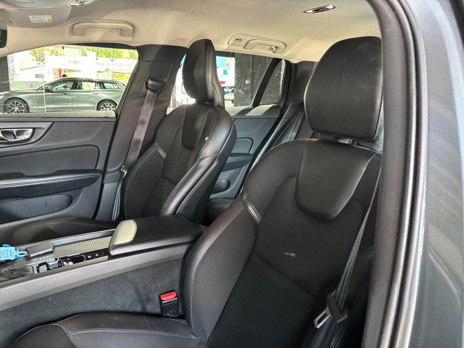 Fahrzeugabbildung Volvo V60 Momentum /KAMERA/LED/SHZ/ACC+/NAVI