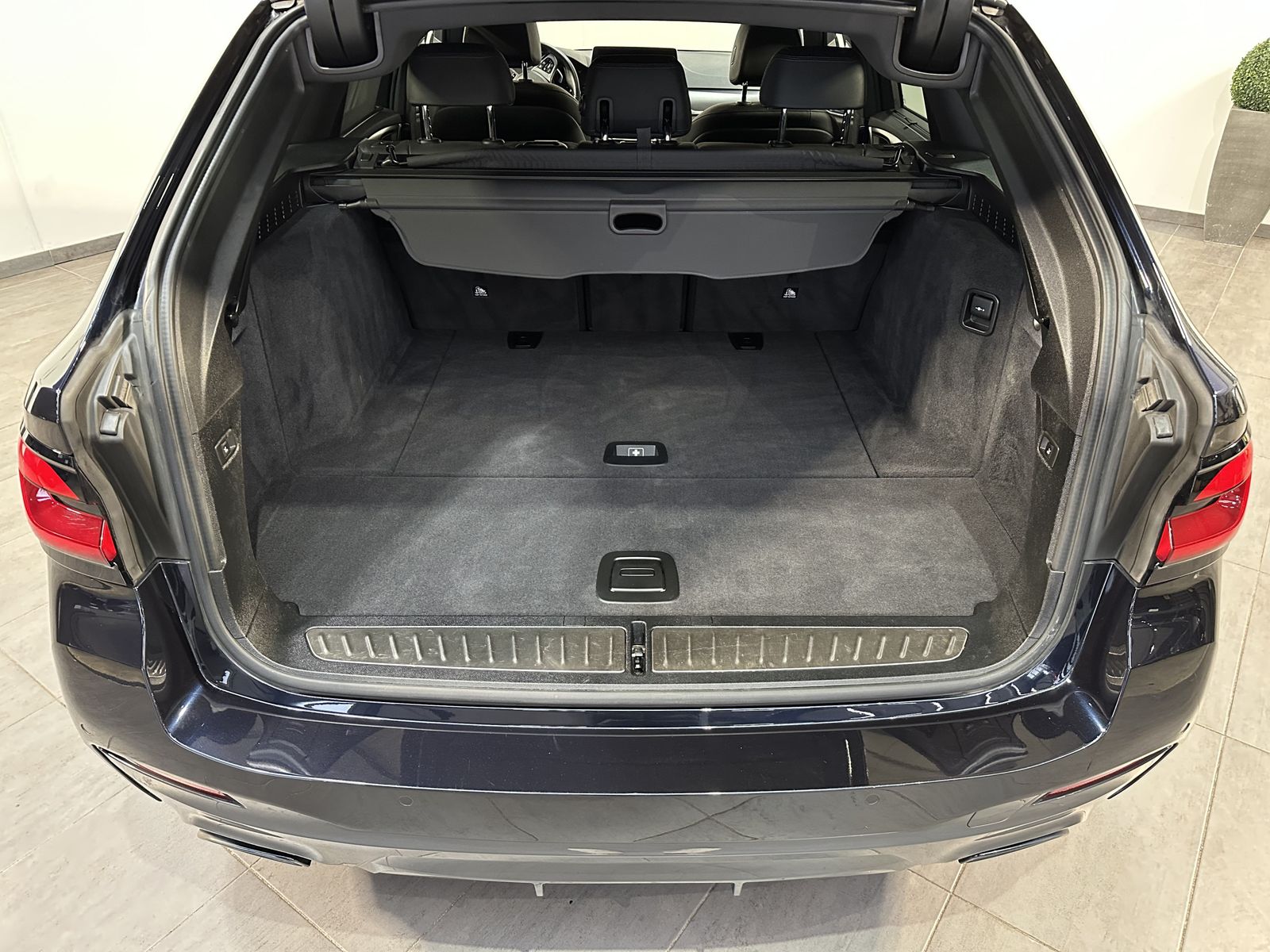 Fahrzeugabbildung BMW 520d Touring xDrive M-Sport NAV+LED+HEAD-UP+KAM