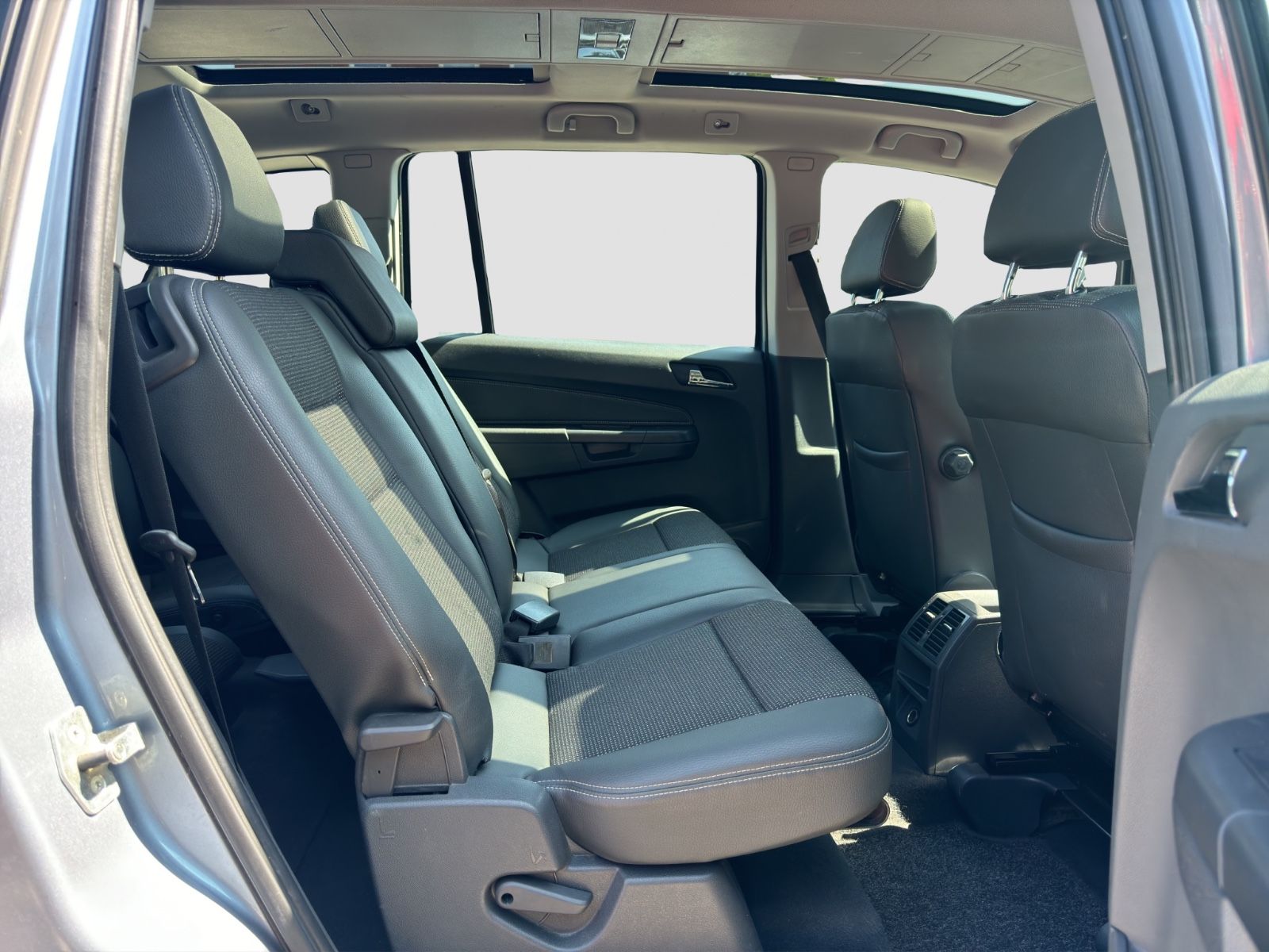 Fahrzeugabbildung Opel Zafira B Cosmo/7. Sitzer/Klimaautom./Pano./TÜV