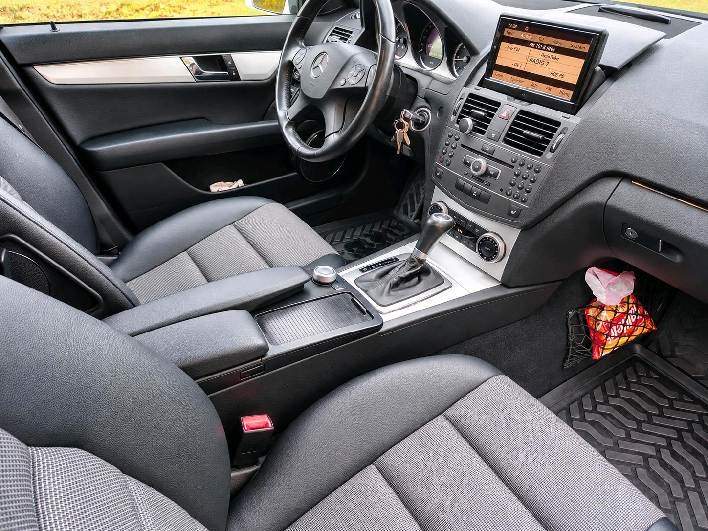 Mercedes-Benz C200 2010 — photo 7