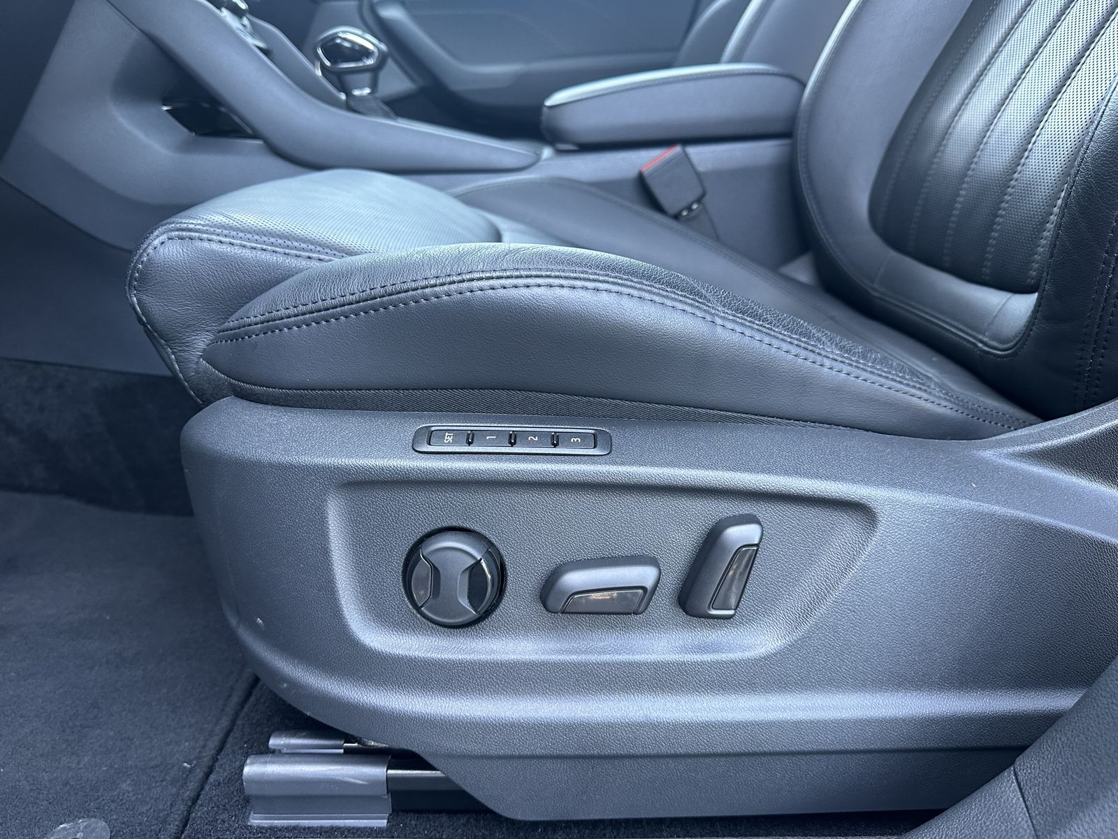 Fahrzeugabbildung SKODA Kodiaq 4x4 L&K NAV+MATRIX+360+PANO+AHK+STANDHEIZ