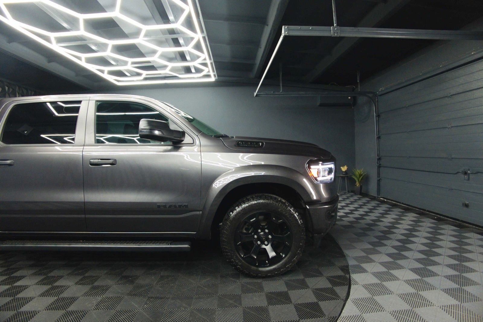 Fahrzeugabbildung Dodge RAM 5.7 V8 HEMI 4x4 OFFROAD Night-Paket *LED*