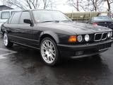 BMW 750i E32  - BMW 750: E32 750i