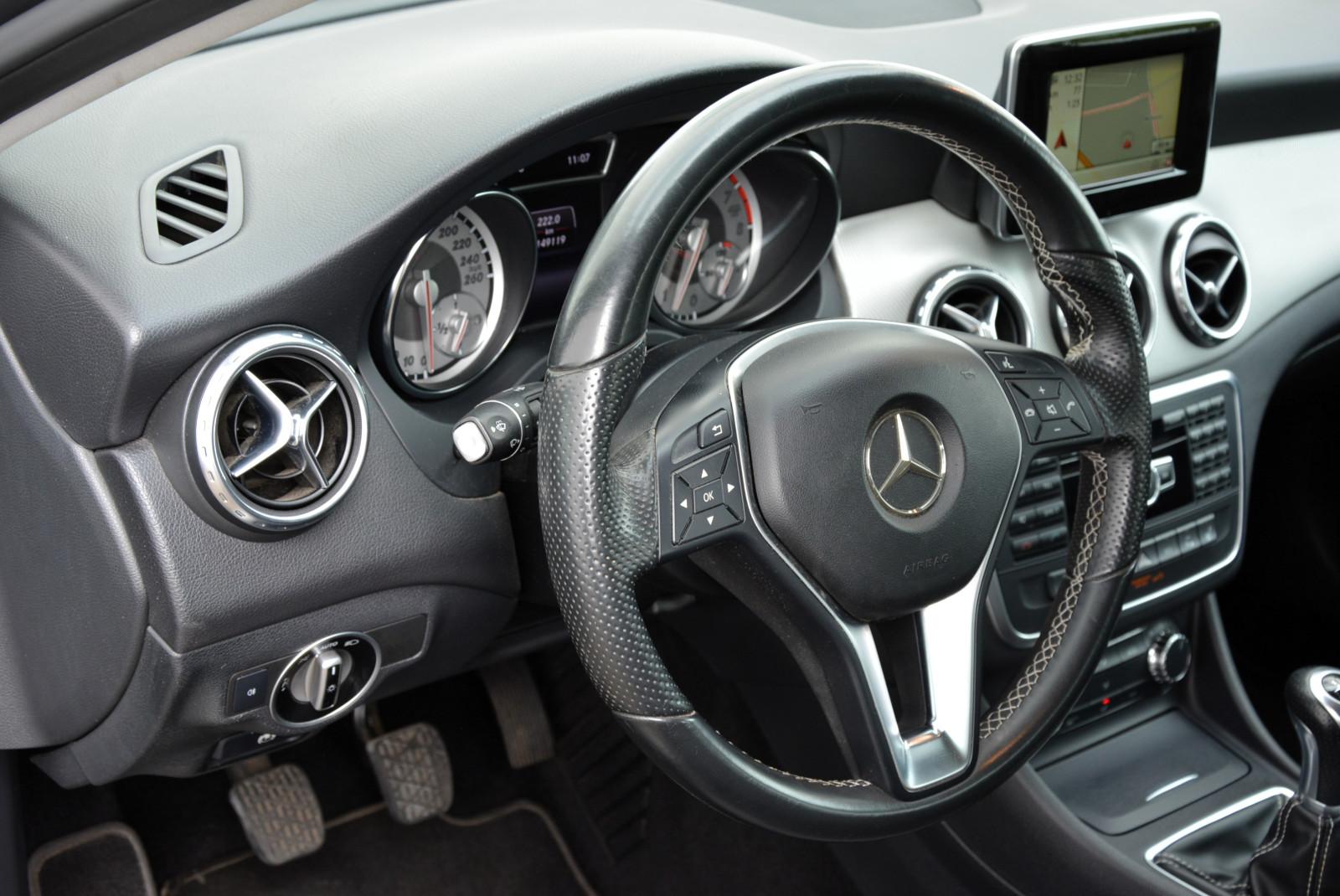 MERCEDES-BENZ GLA - 200 - BI-XENON - 156 CV