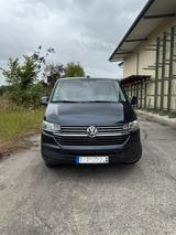 Volkswagen T6.1 Caravelle - blaue Volkswagen T6 Caravelle