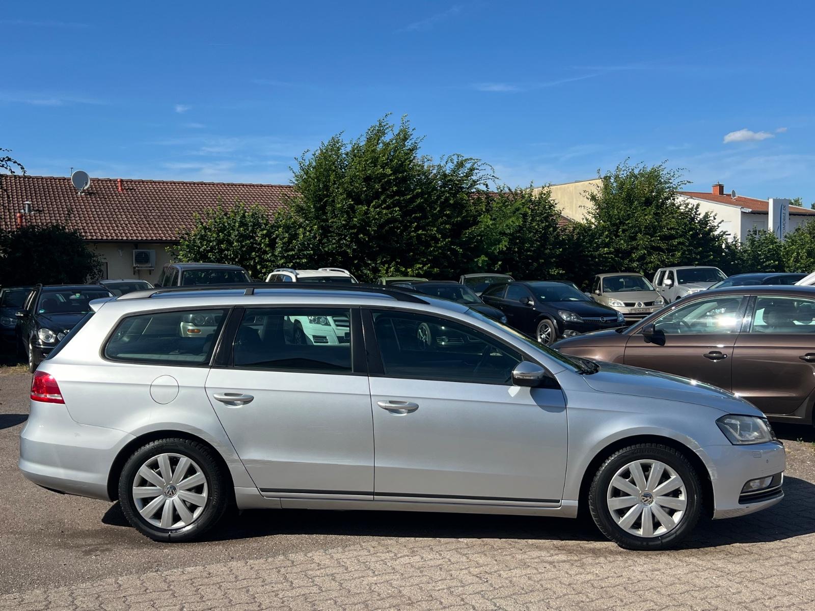 Volkswagen Passat 2012 — rear view