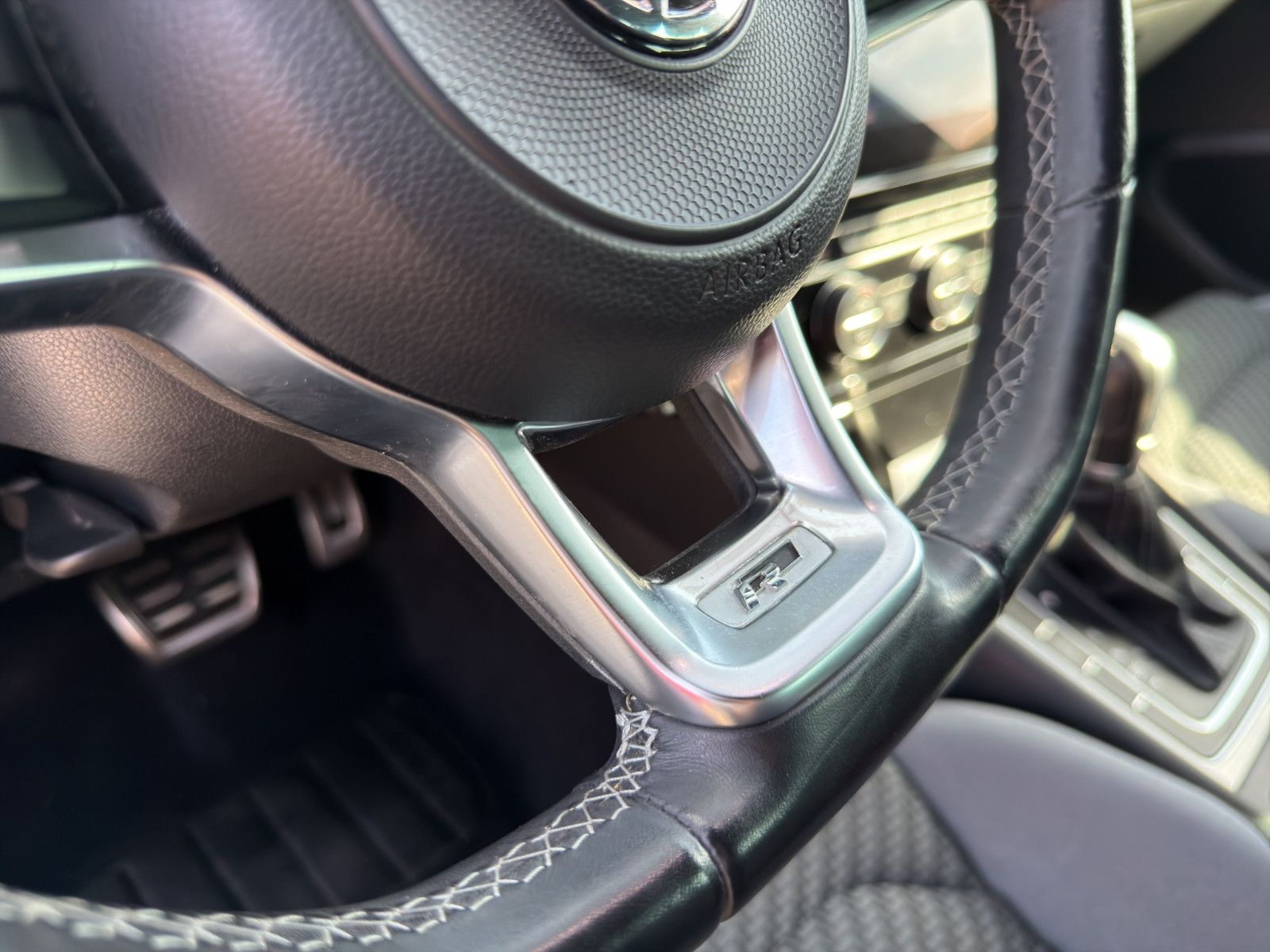 Fahrzeugabbildung Volkswagen Golf R-Line Apple /Szhzg/1.Hand/DAB/LED/Klimaaut